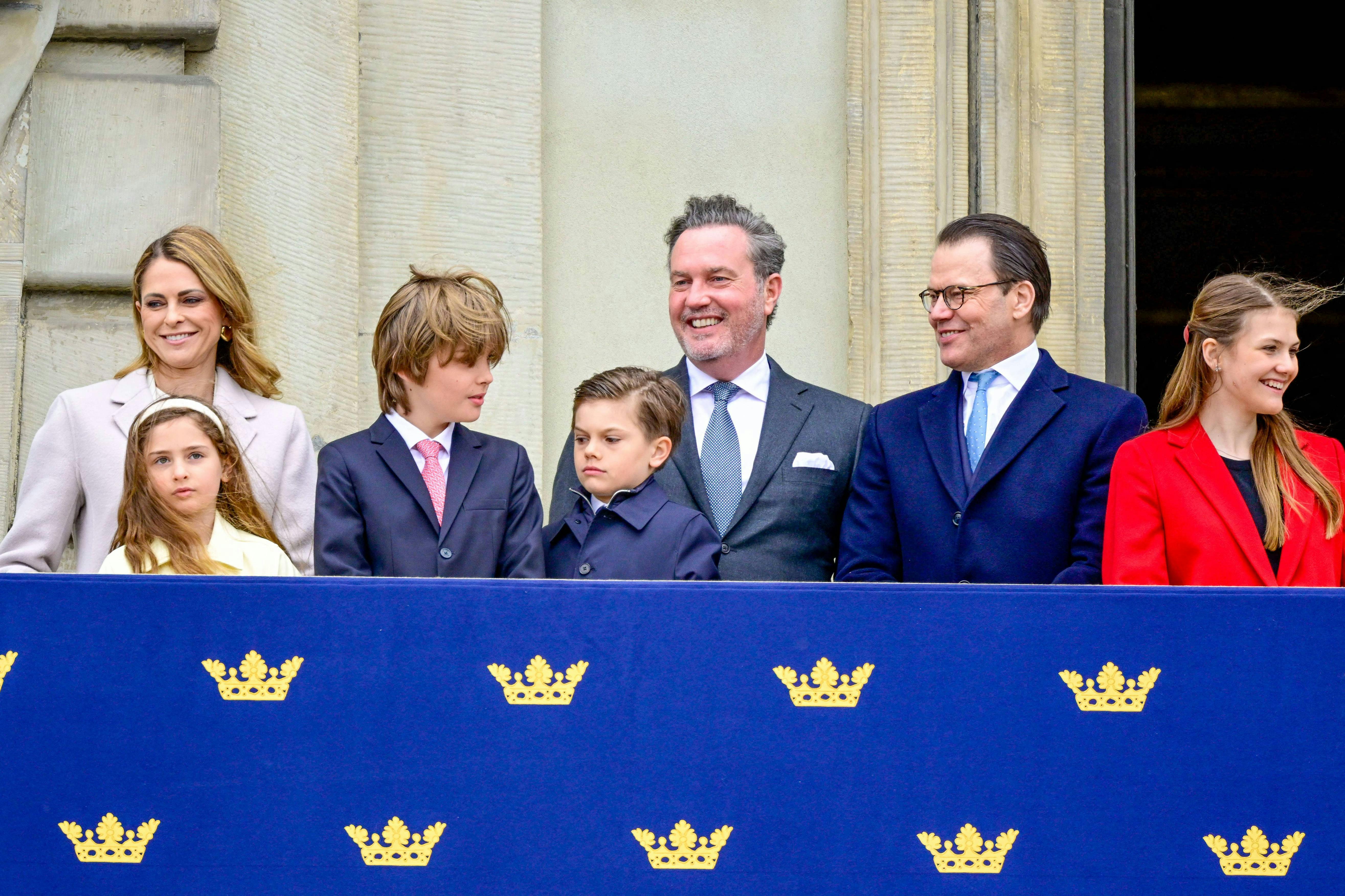 Den svenske kongelige familie på balkonen til kong Carl Gustafs 79-års fødselsdag.