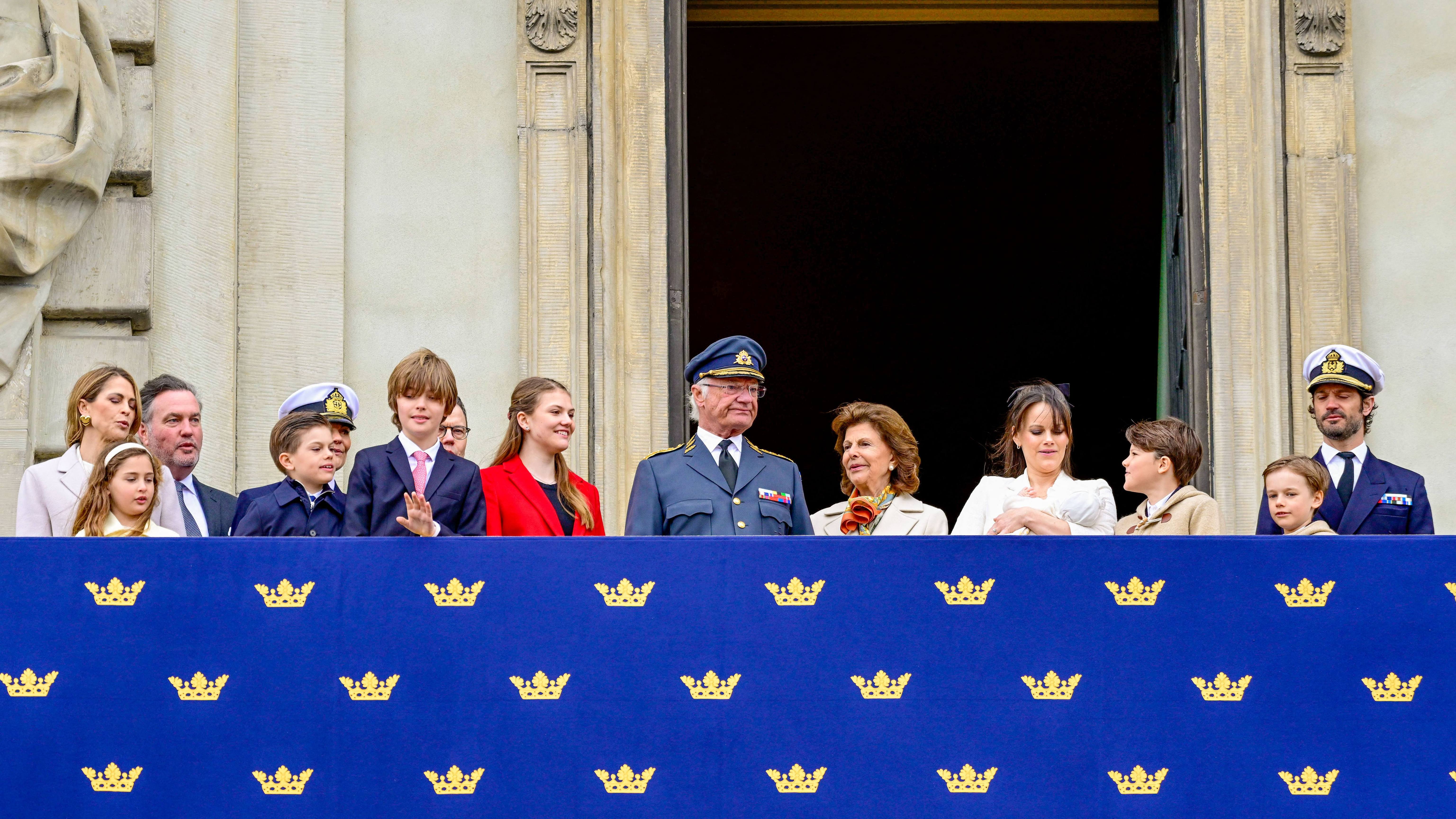 Den svenske kongefamilie på balkonen i anledning af kong Carl Gustafs 79-års fødselsdag. 