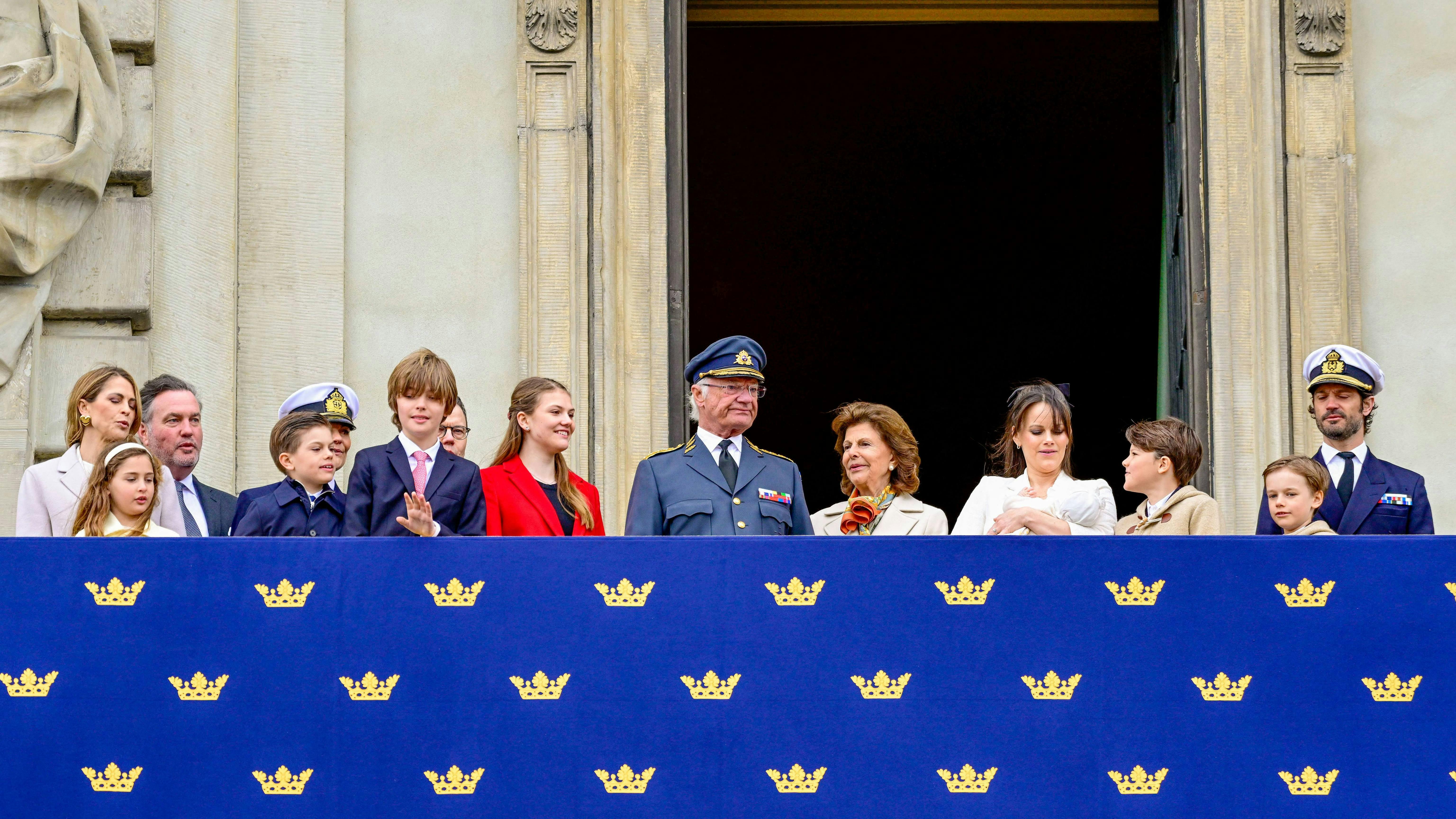 Den svenske kongelige familie på balkonen til kong Carl Gustafs 79-års fødselsdag.
