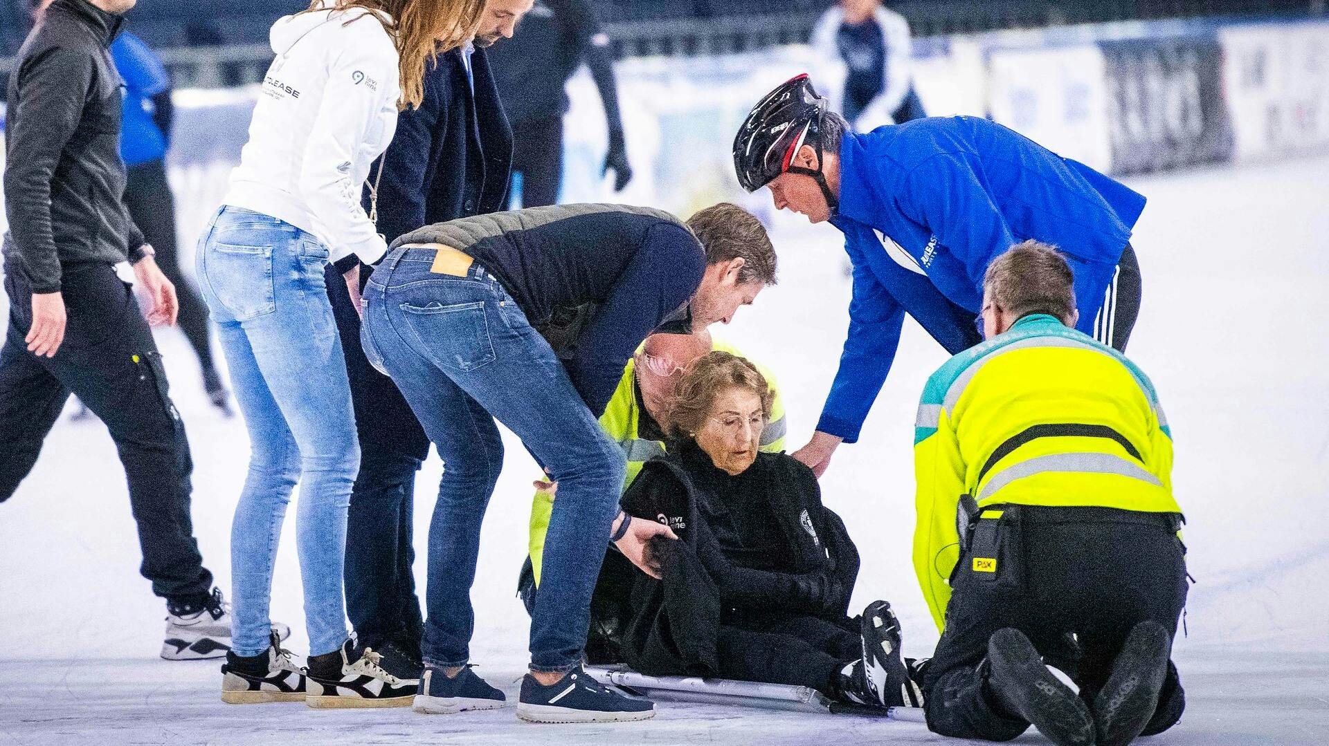 Sådan så det ud kort efter, at prinsesse Margriet faldt på isen.