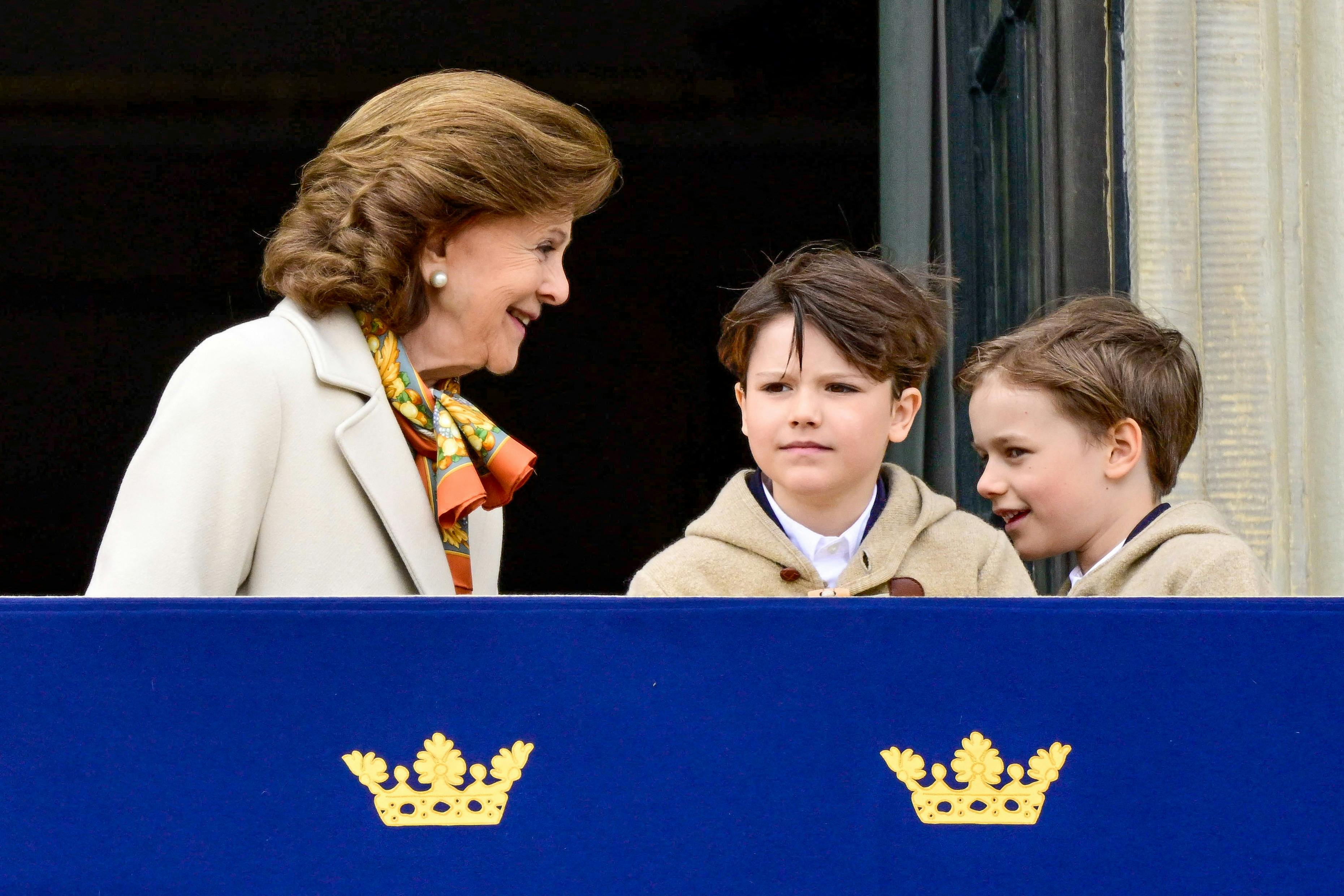 Dronning Silvia holder øje med børnebørnene.