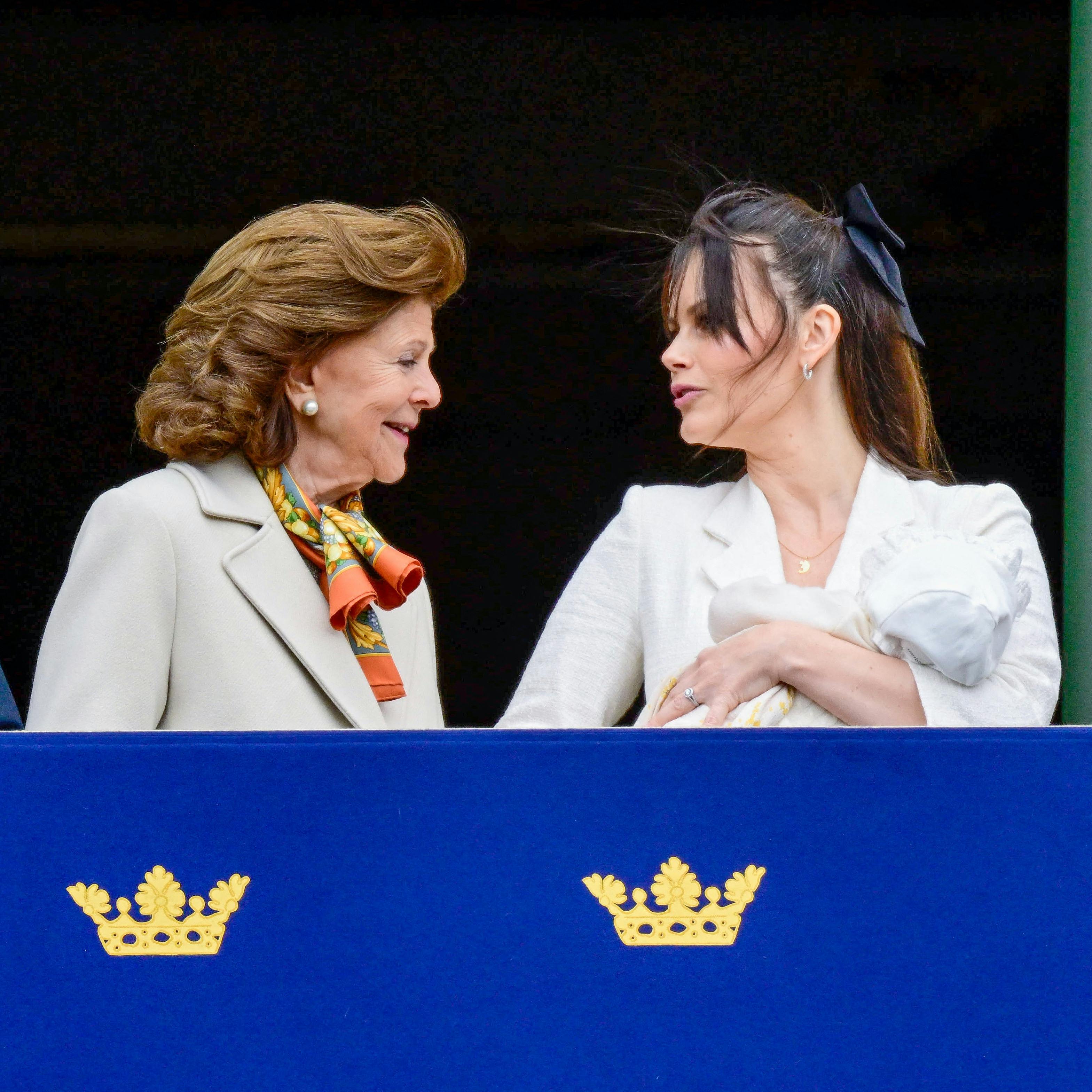 Dronning Silvia og prinsesse Sofia med prinsesse Ines i favnen ved kong Carl Gustafs 79-års fødselsdag.