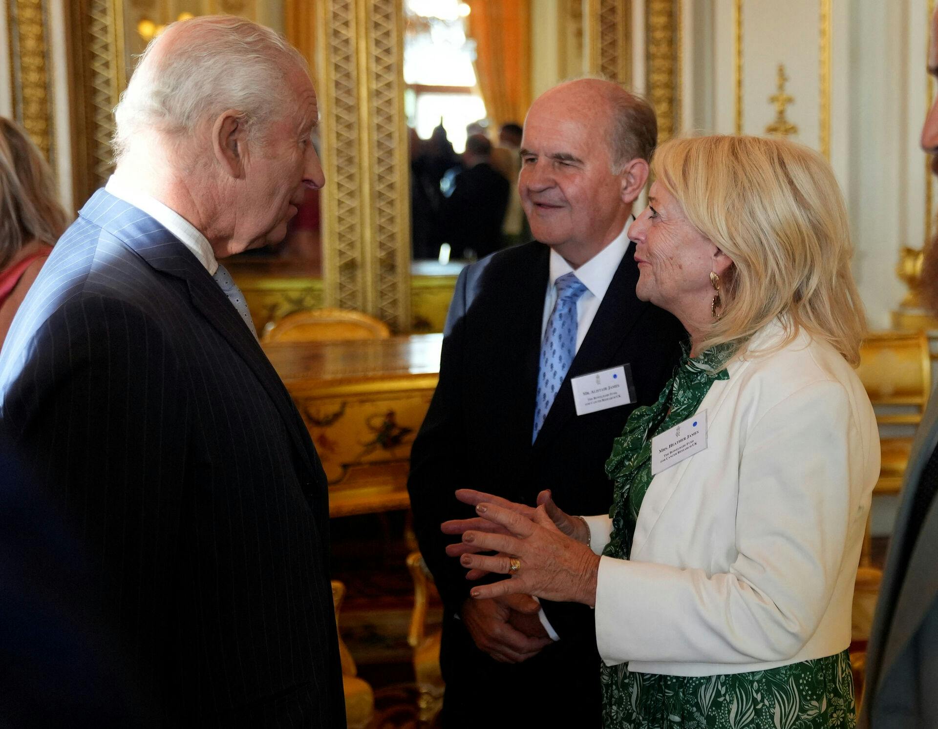 Britain's KinKong Charles snakkede med Alistair og Heather James, forældre til afdøde Deborah James.g Charles speaks with Alistair and Heather James, the parents of the late broadcaster Deborah James, during a reception in Buckingham Palace, , London, Britain, April 30, 2025. Andrew Matthews/Pool via REUTERS