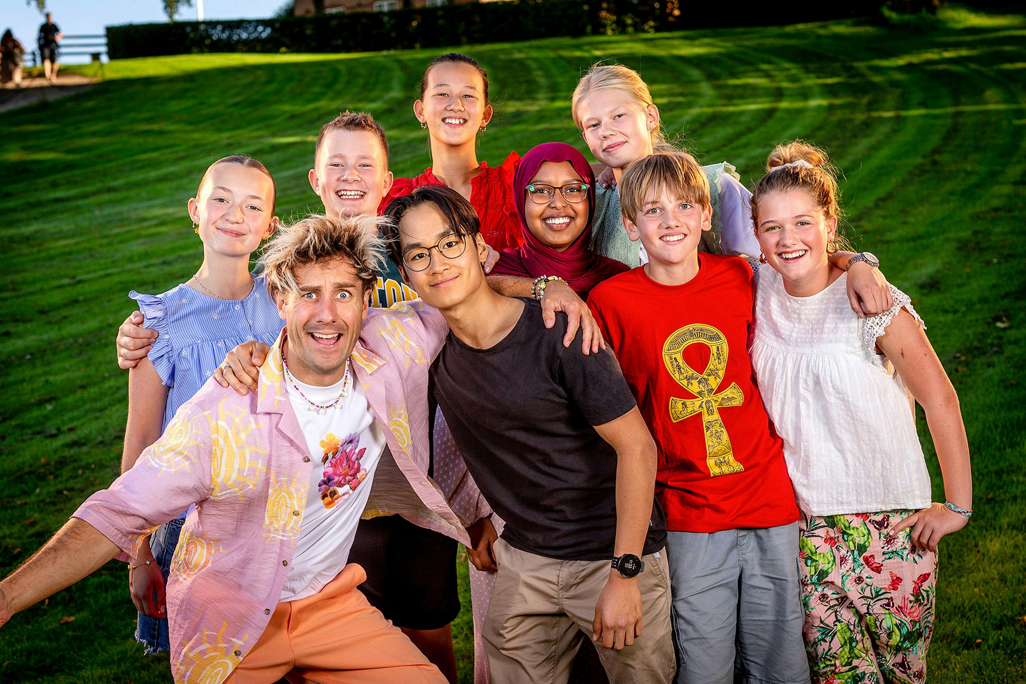 Jonas Madsen og de otte deltagere i "Den store juniorbagedyst".