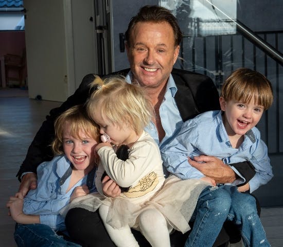 Dennis Knudsen med sine tre børn: Lucas, Aura og Noah.