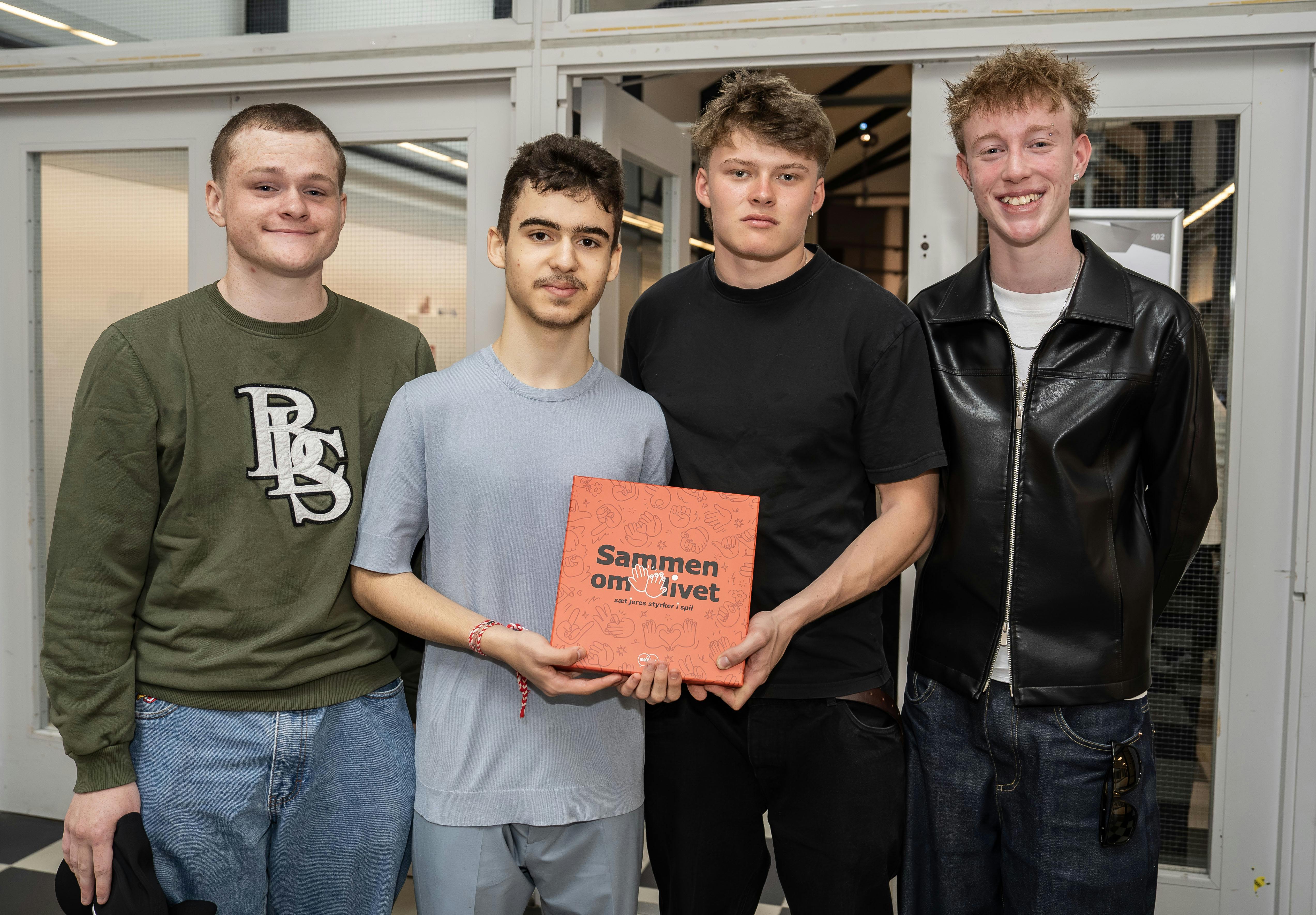 Noah, Dennis, Niko og Tristan med deres brætspil "Sammen om livet"