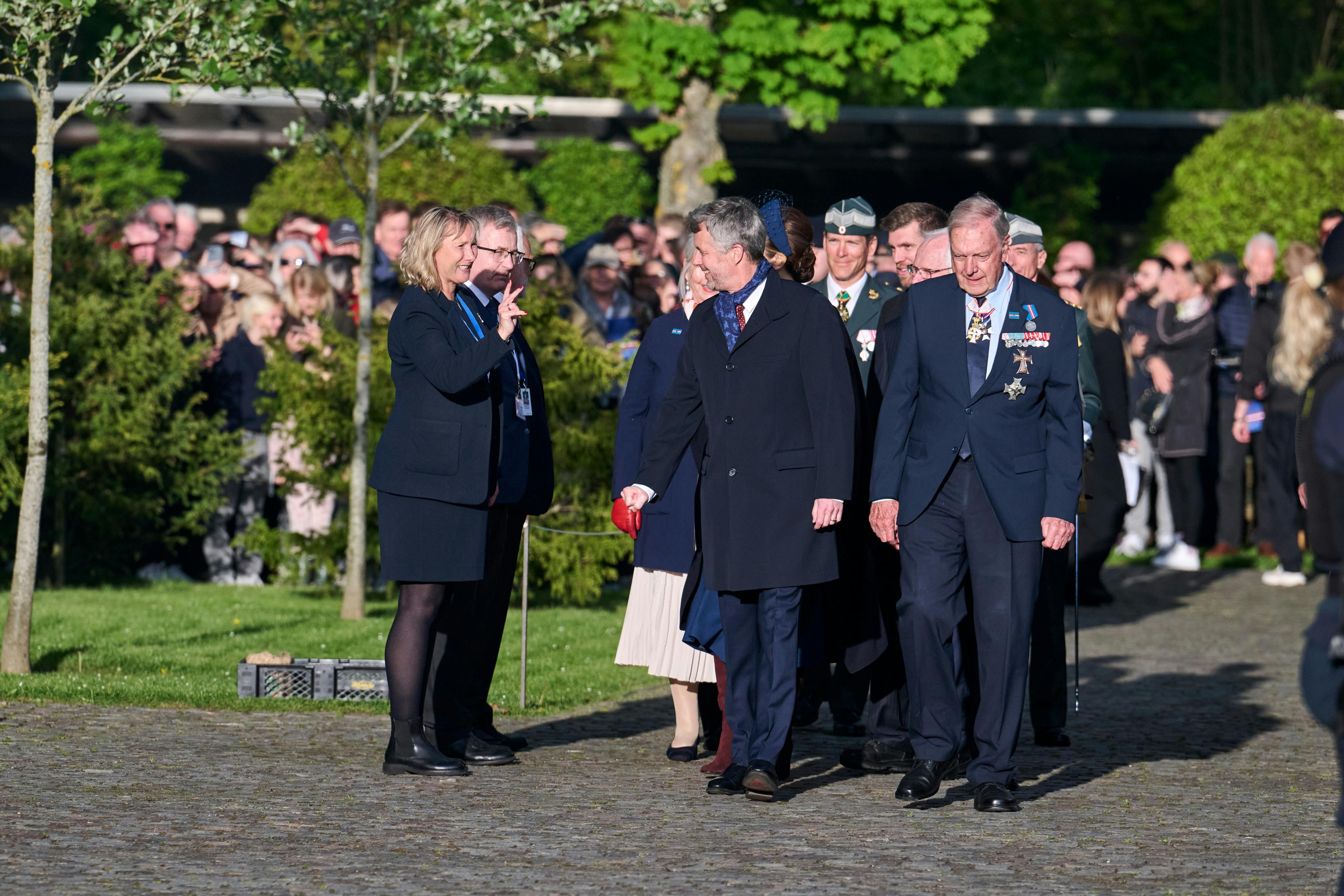 Josephine af Rosenborg hilser på kong Frederik.