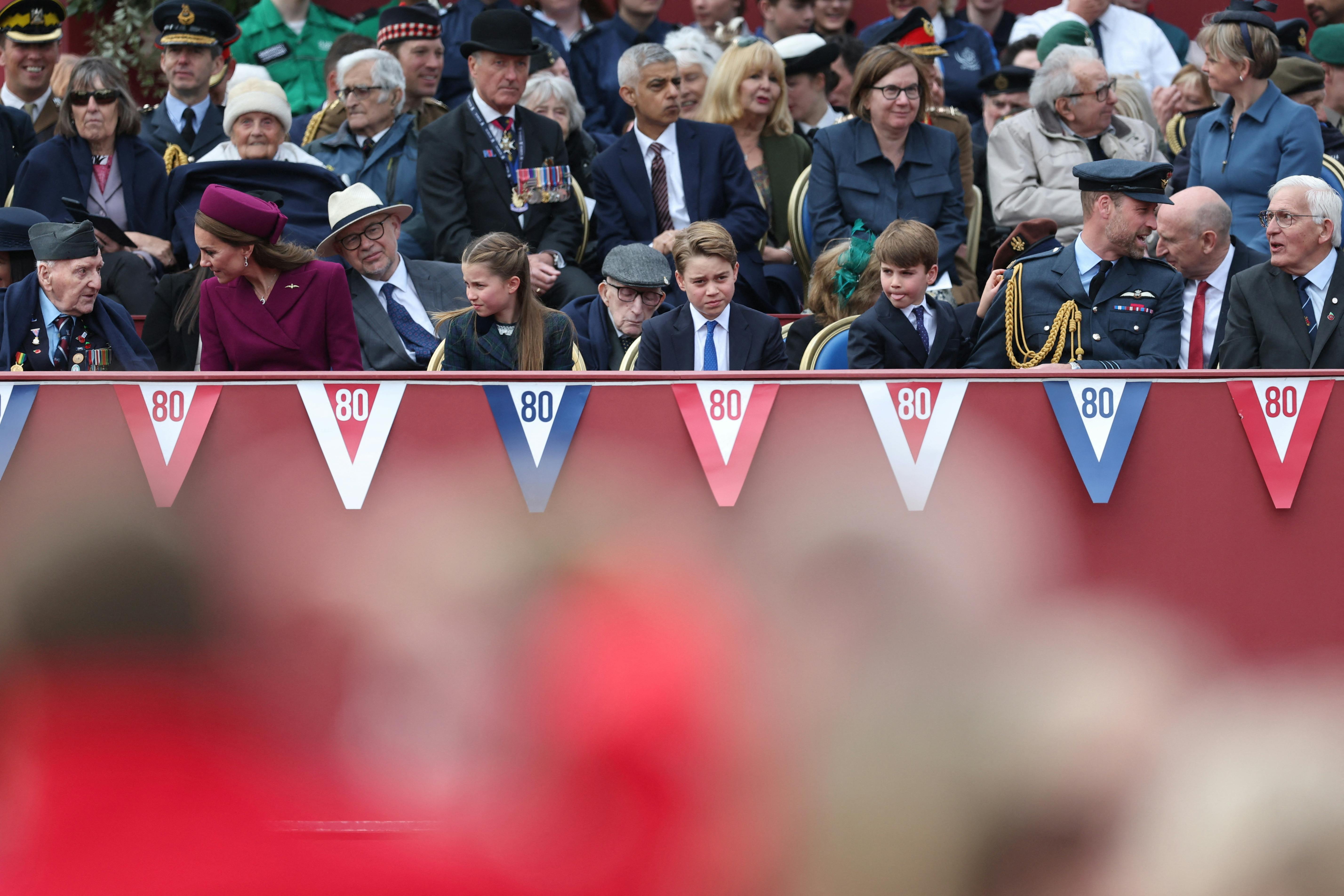 Prins Williams uniform var tydeligvis meget spændende for 7-årige prins Louis.