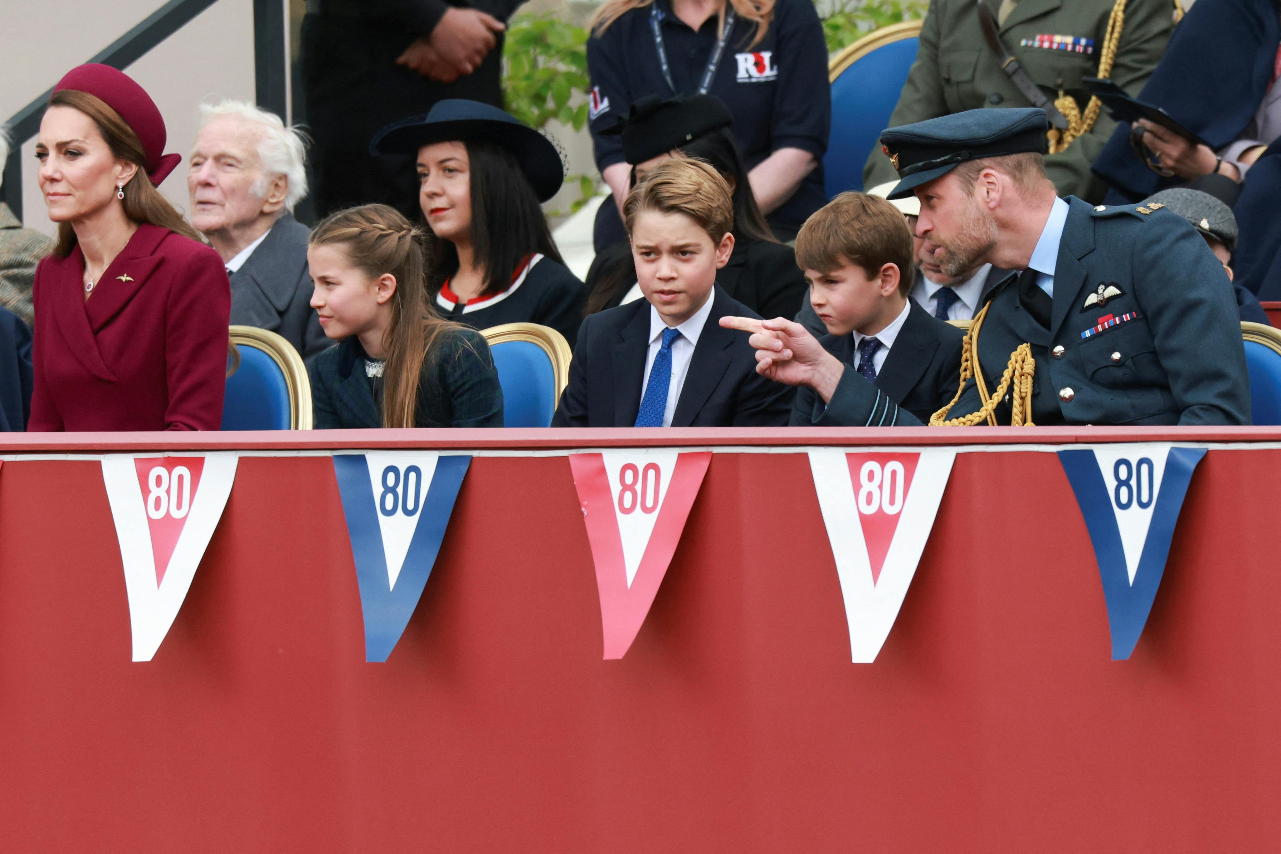 Børnene lyttede interesseret med, da prins William fortalte.