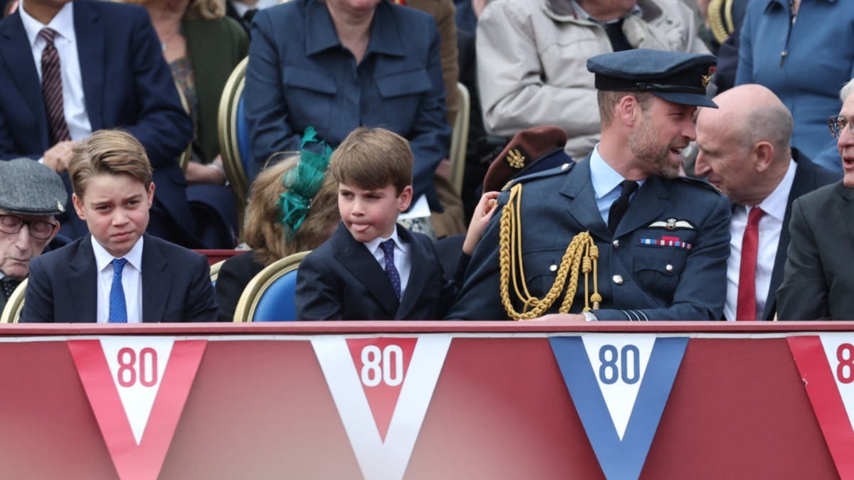 Prins Louis rækker diskret tunge til kameraerne.