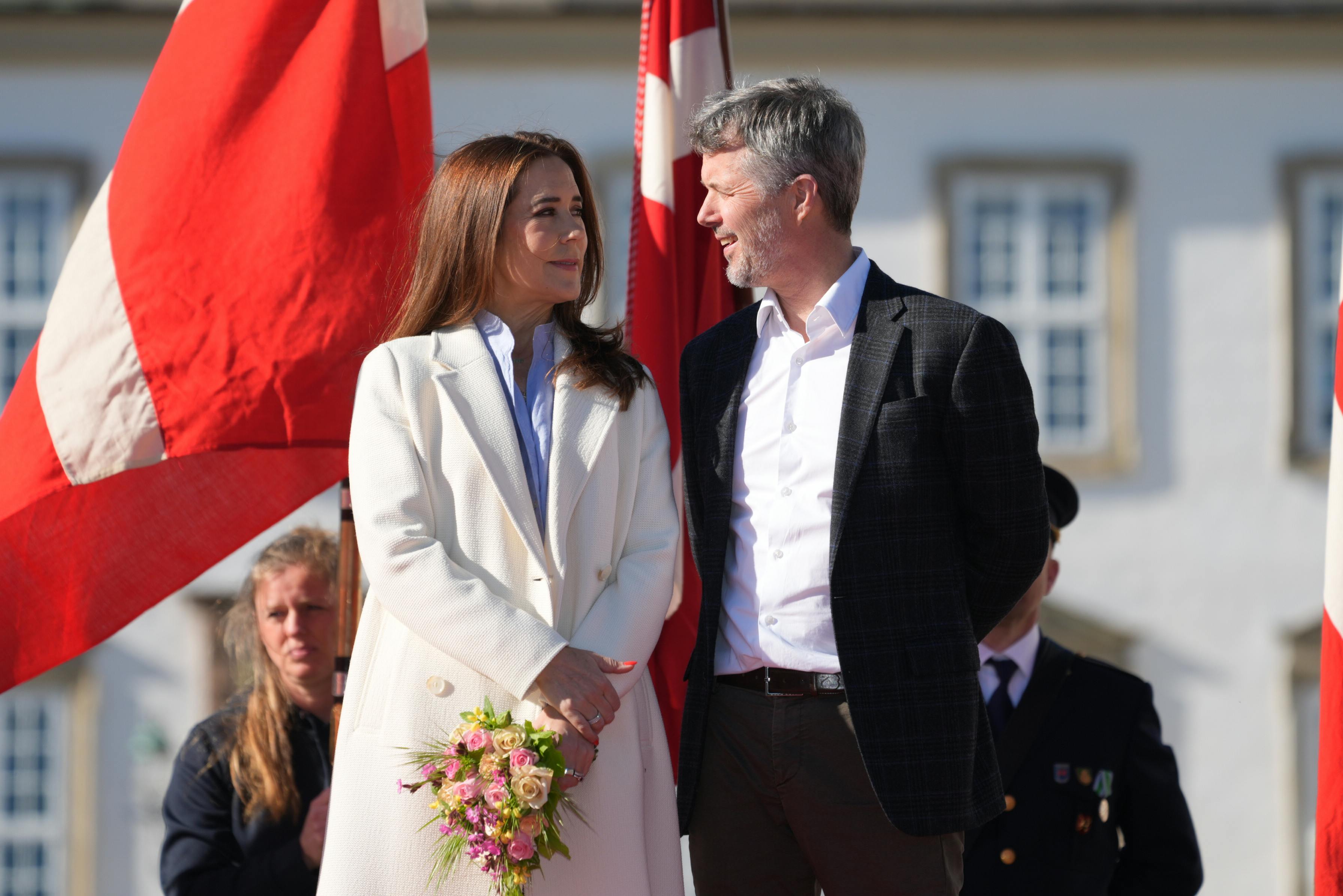 Dronning Mary og kong Frederik ved residensforlæggelse til Fredensborg Slot.