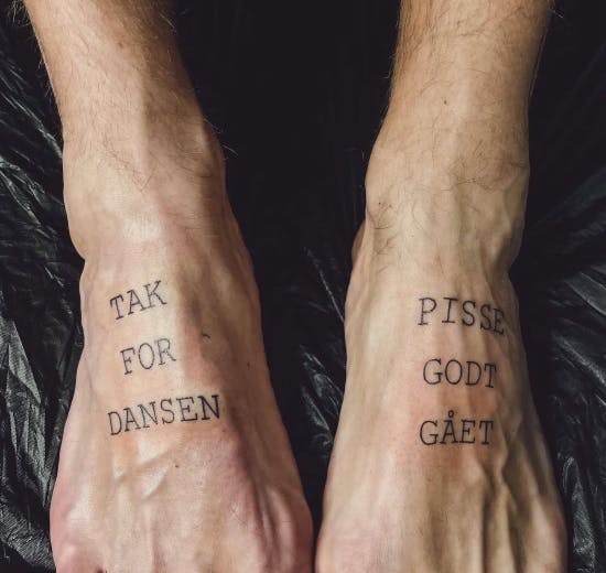 Silas Holst takker sine fødder.