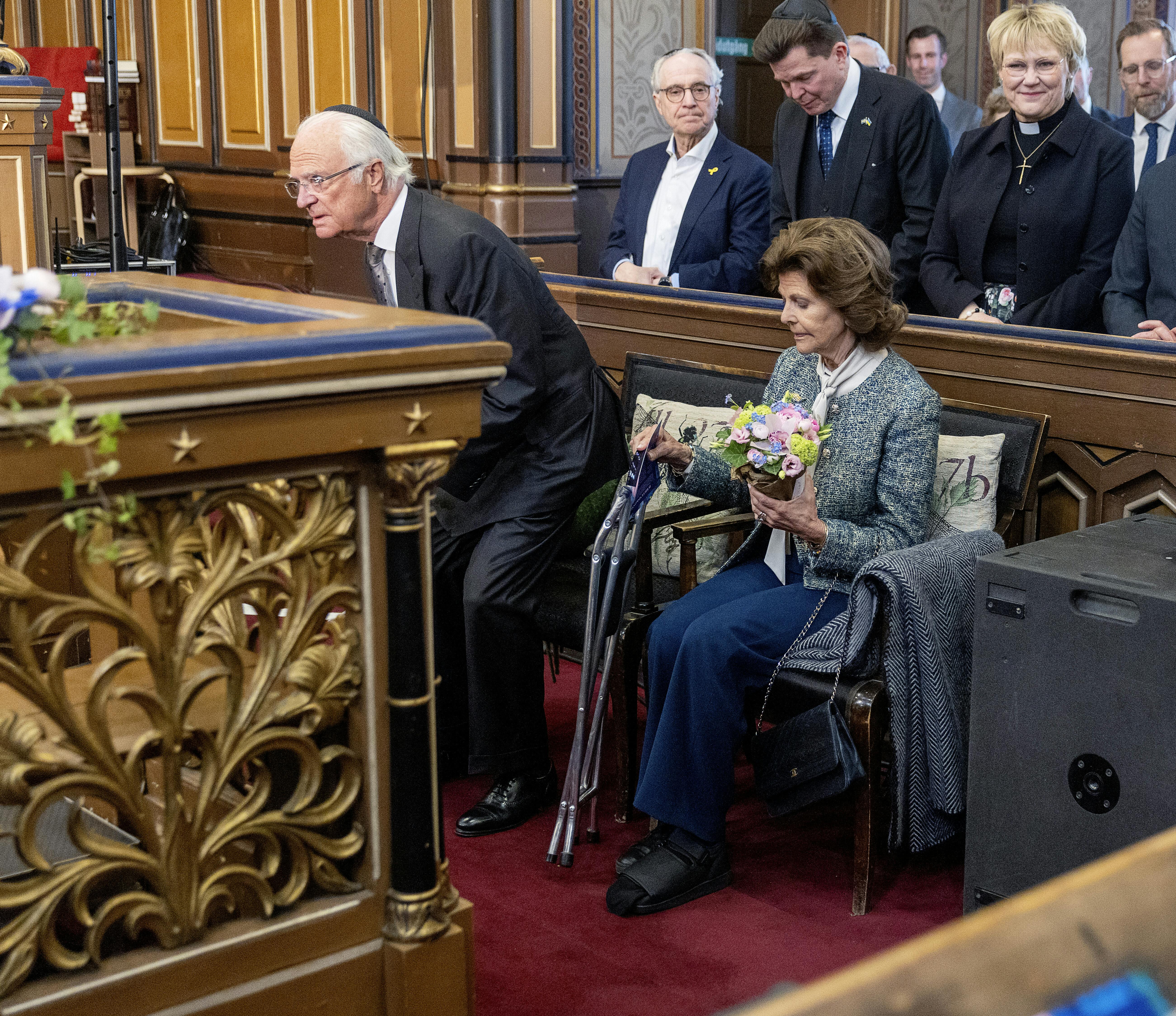 Dronning Silvia i synagogen med stokken.
