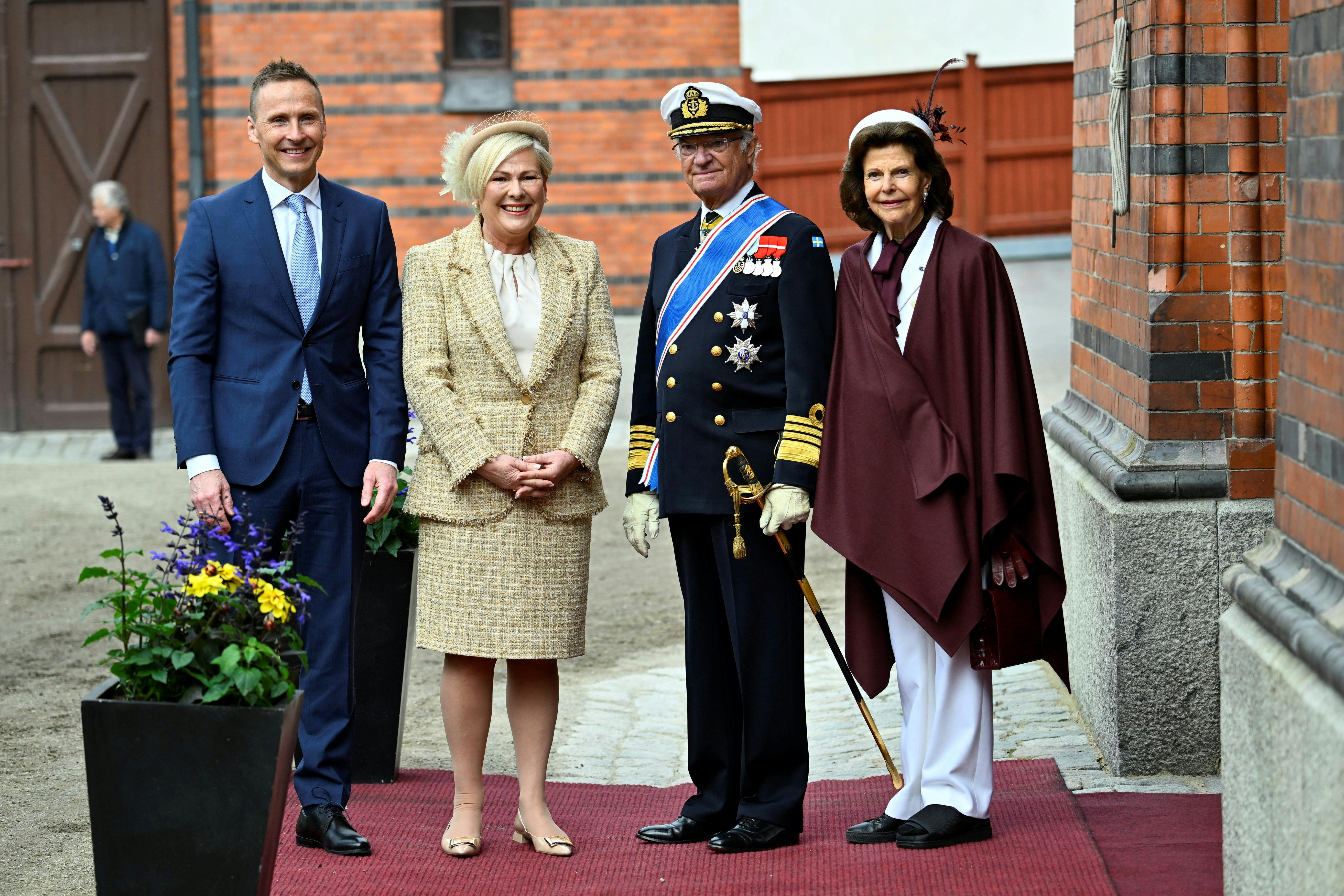 Man kan lige ane krykken ved dronning Silvias hånd.