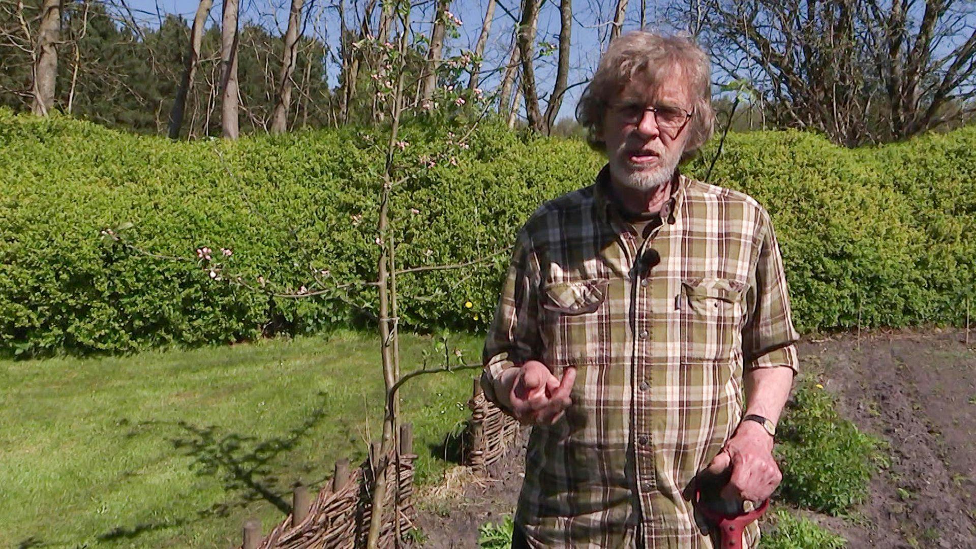 Søren Ryge i haven.