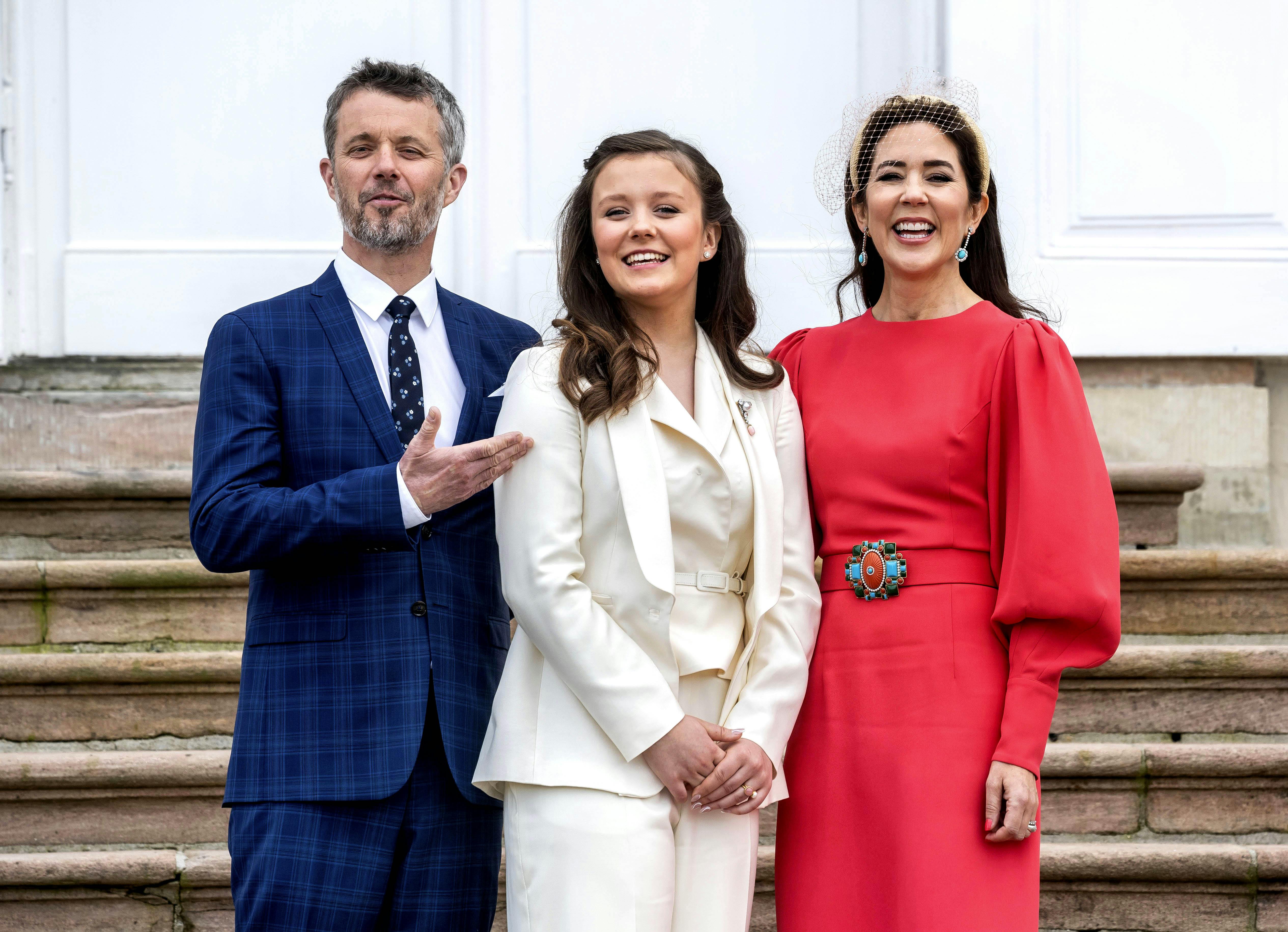 Kong Frederik, prinsesse Isabella og dronning Mary ved prinsessens konfirmation.