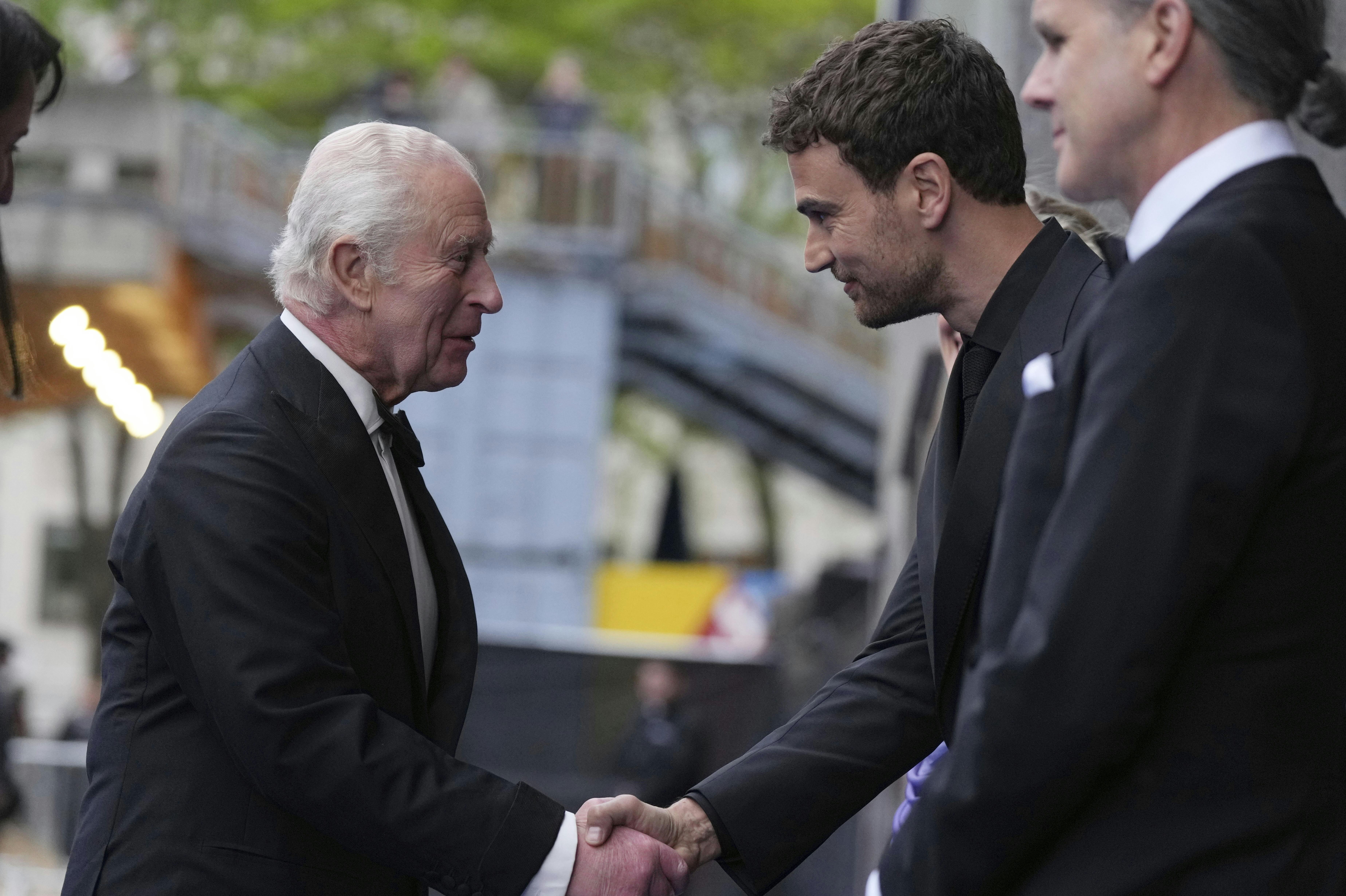 Kong Charles hilser på Hollywood-stjernen Theo James.