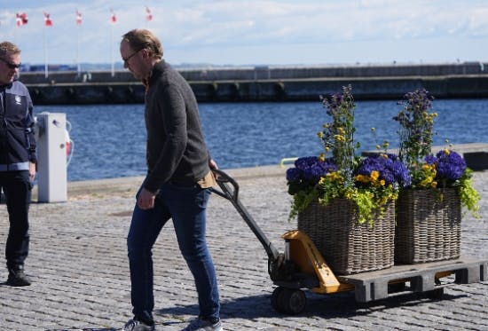 Blomsterdekoration fra Kongeparrets besøg.