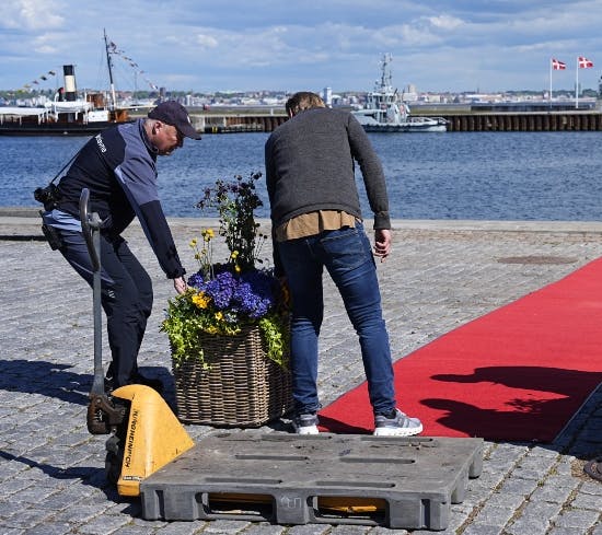 Der gøres klar til at modtage kongeparret ved Helsingør Havn.