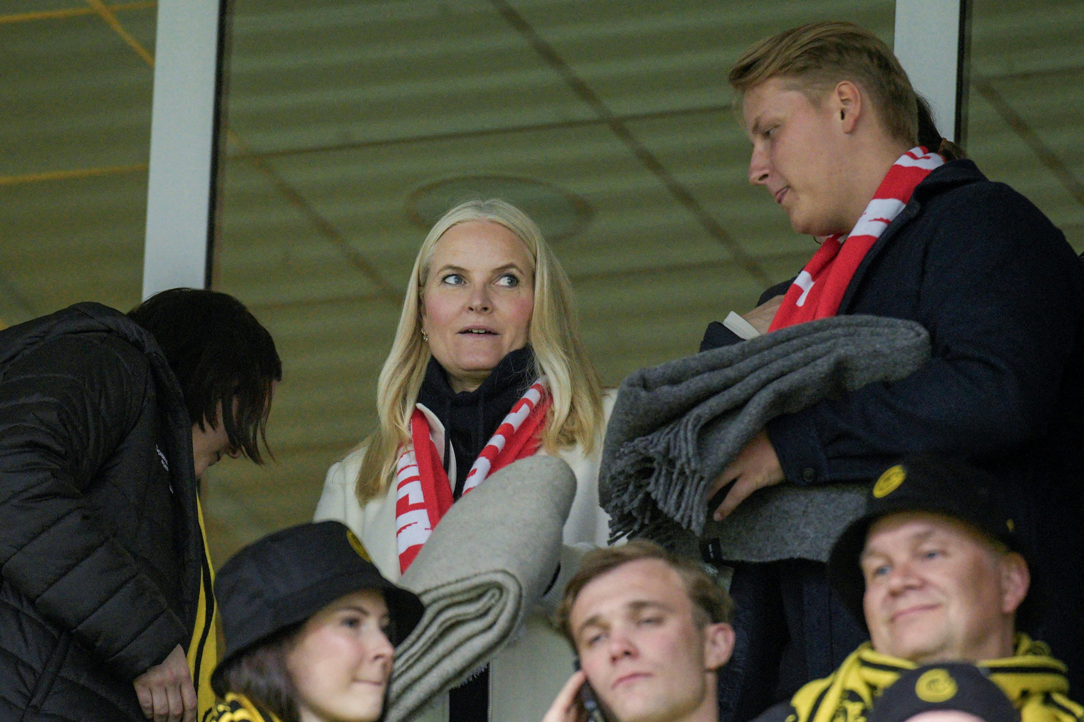 Kronprinsesse Mette-Marit og prins Sverre Magnus på stadion.
