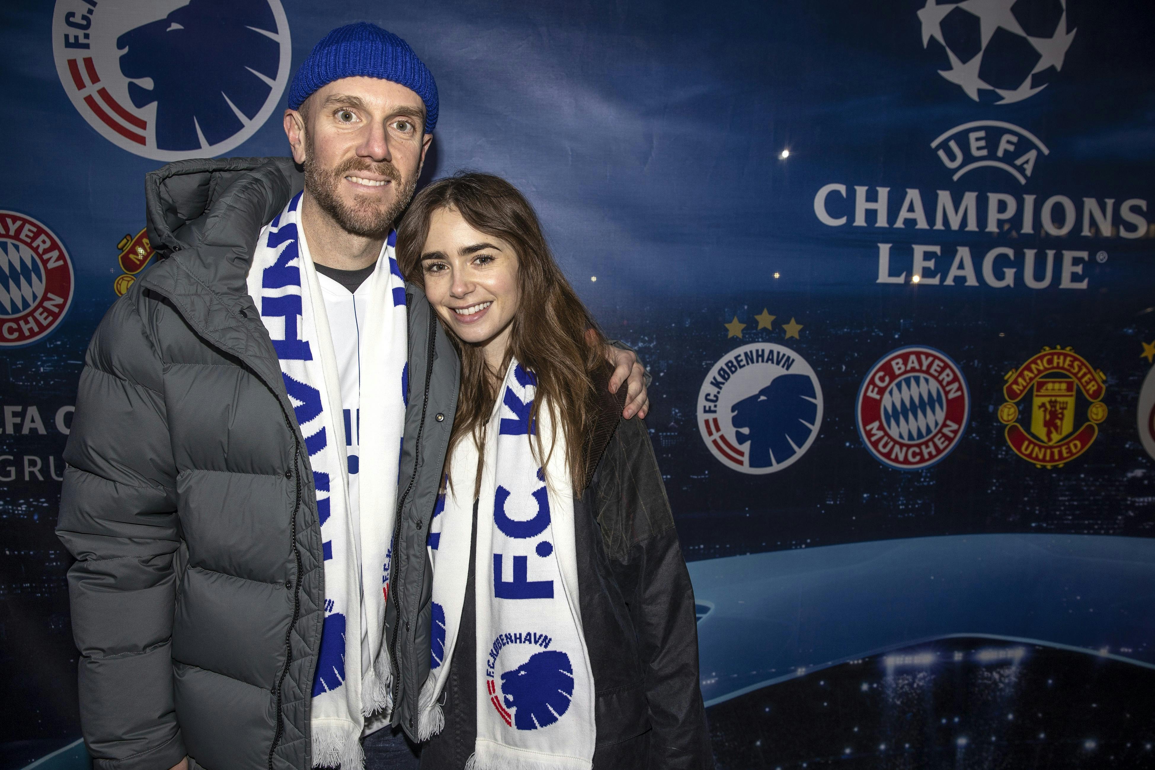 Lily Collins og Charlie McDowell i Parken, da FCK spillede mod Manchester United. 