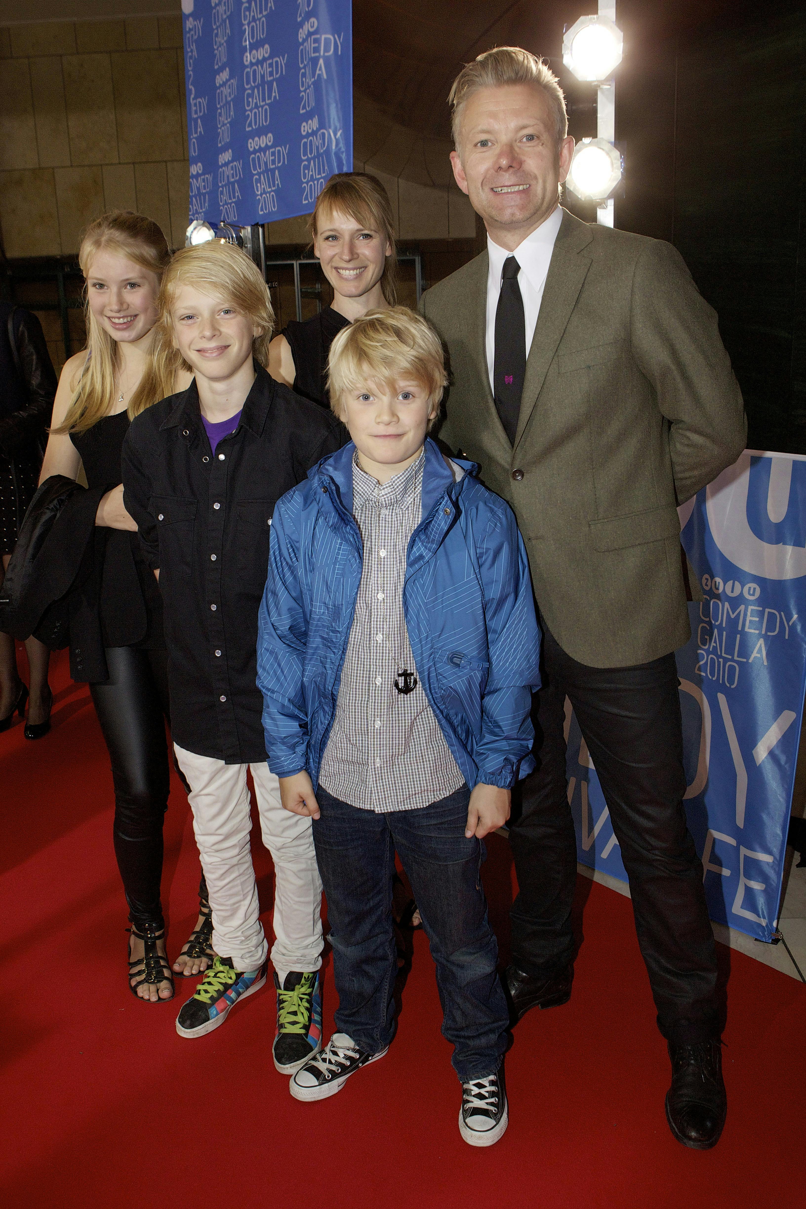 "Zulu Comedy Galla 2010" i Operaen i København - Skuespiller Iben Hjejle med sin kæreste, Casper Christensen med deres sammenbragte børn. Yderst til venstre Caspers datter, Cajsa, i midten Ibens søn, William og til højre Caspers søn, Marvin - familie - Dato: 30.08.2010 - Foto: Claus Poulsen