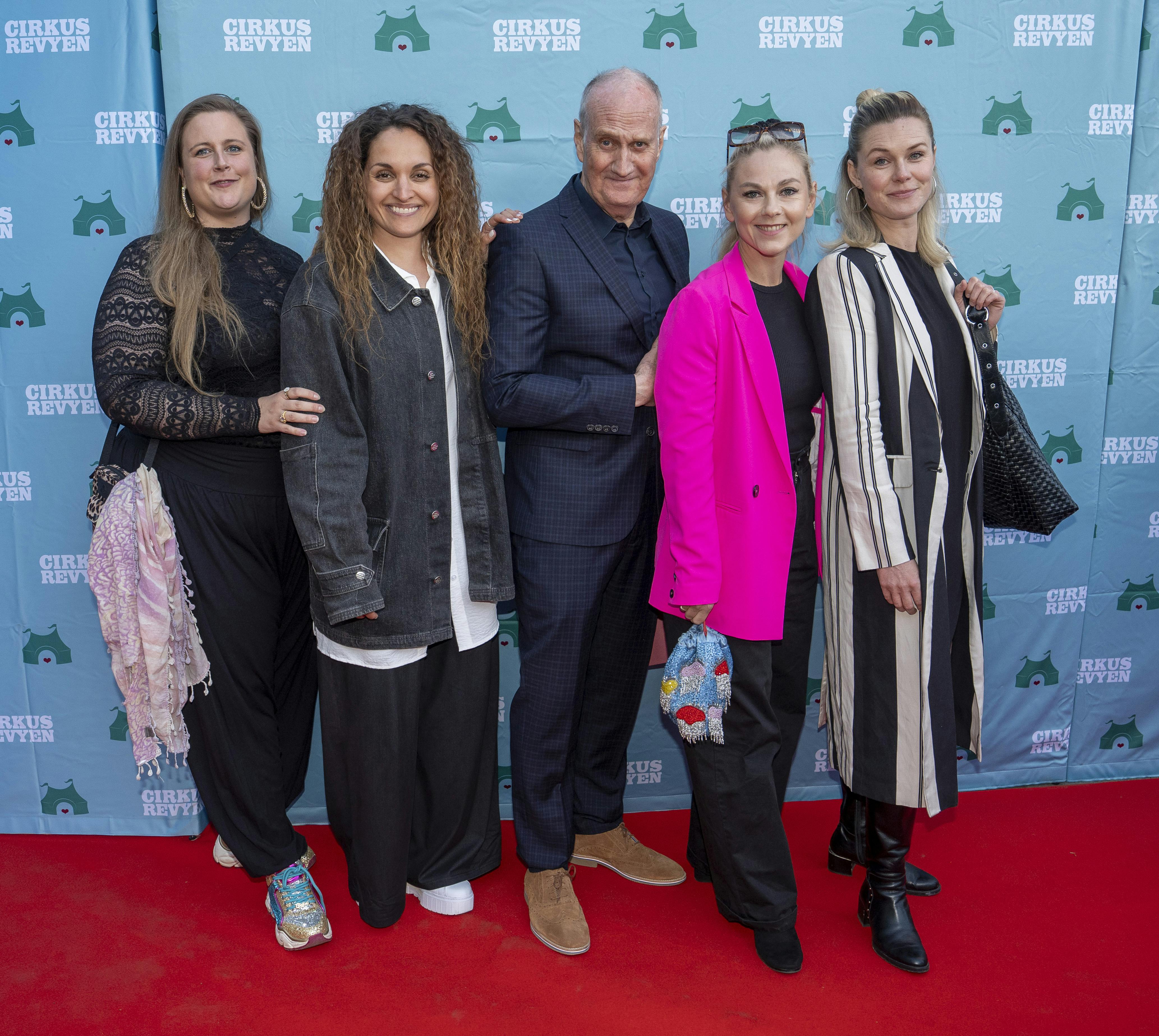 Sofie Torp med sine veninder samt Søren Pilmark.