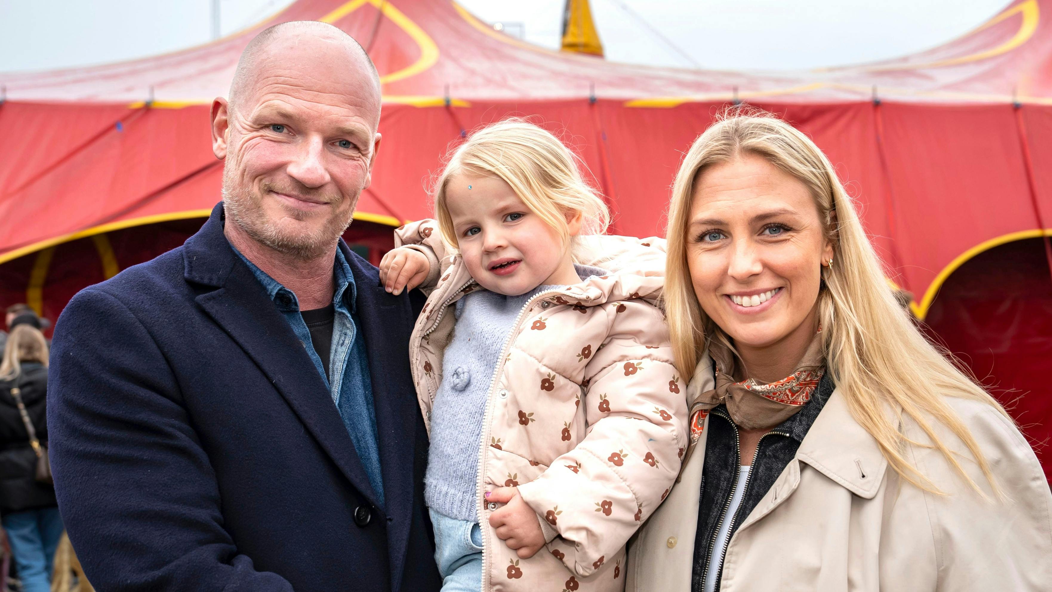 Lasse Sjørslev og Josefine Høgh med datteren Molly. 