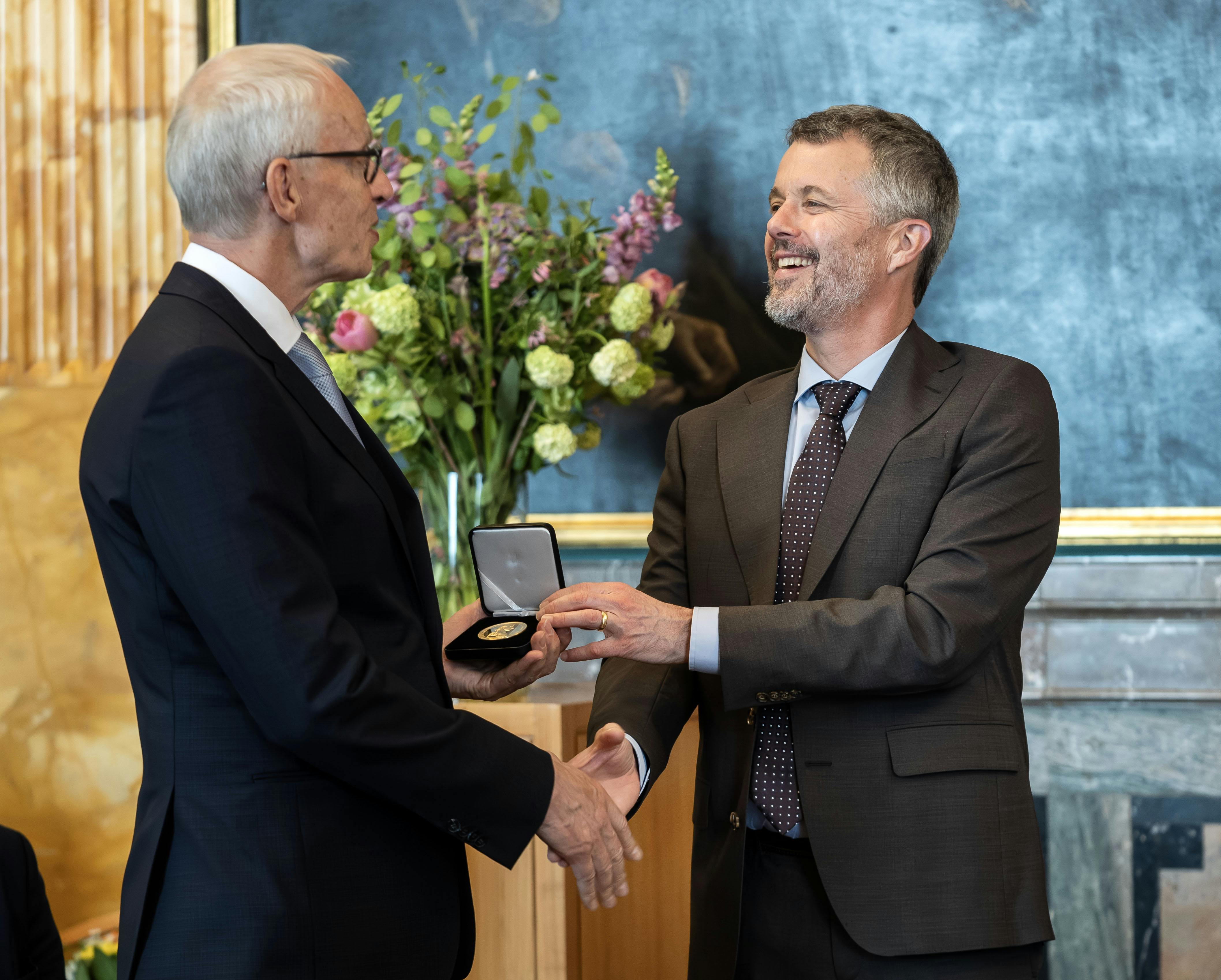 Kong Frederik og Per Halkjær Nielsen