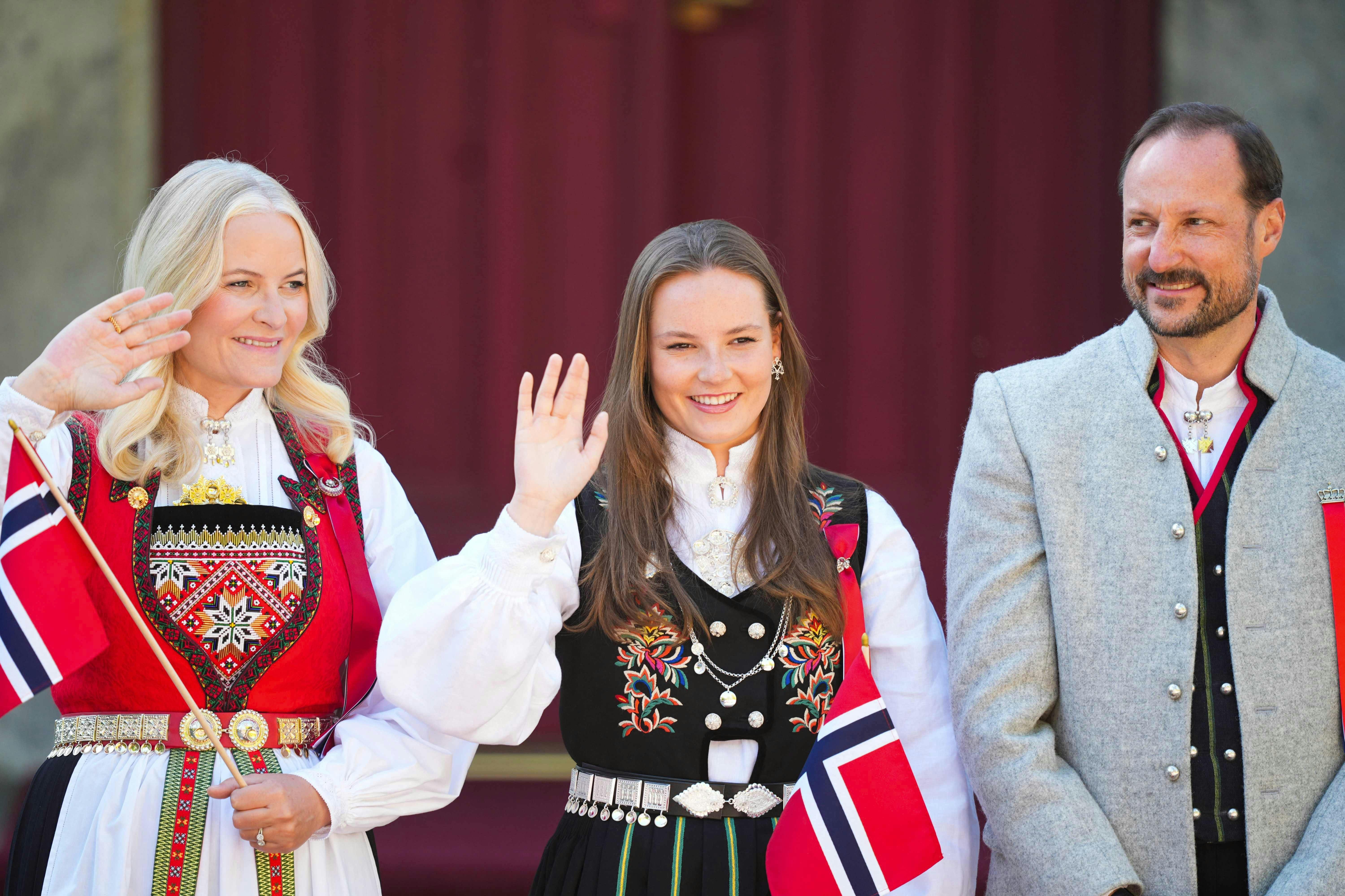 Prinsesse Ingrid Alexandra med sine forældre til fejringen sidste år.