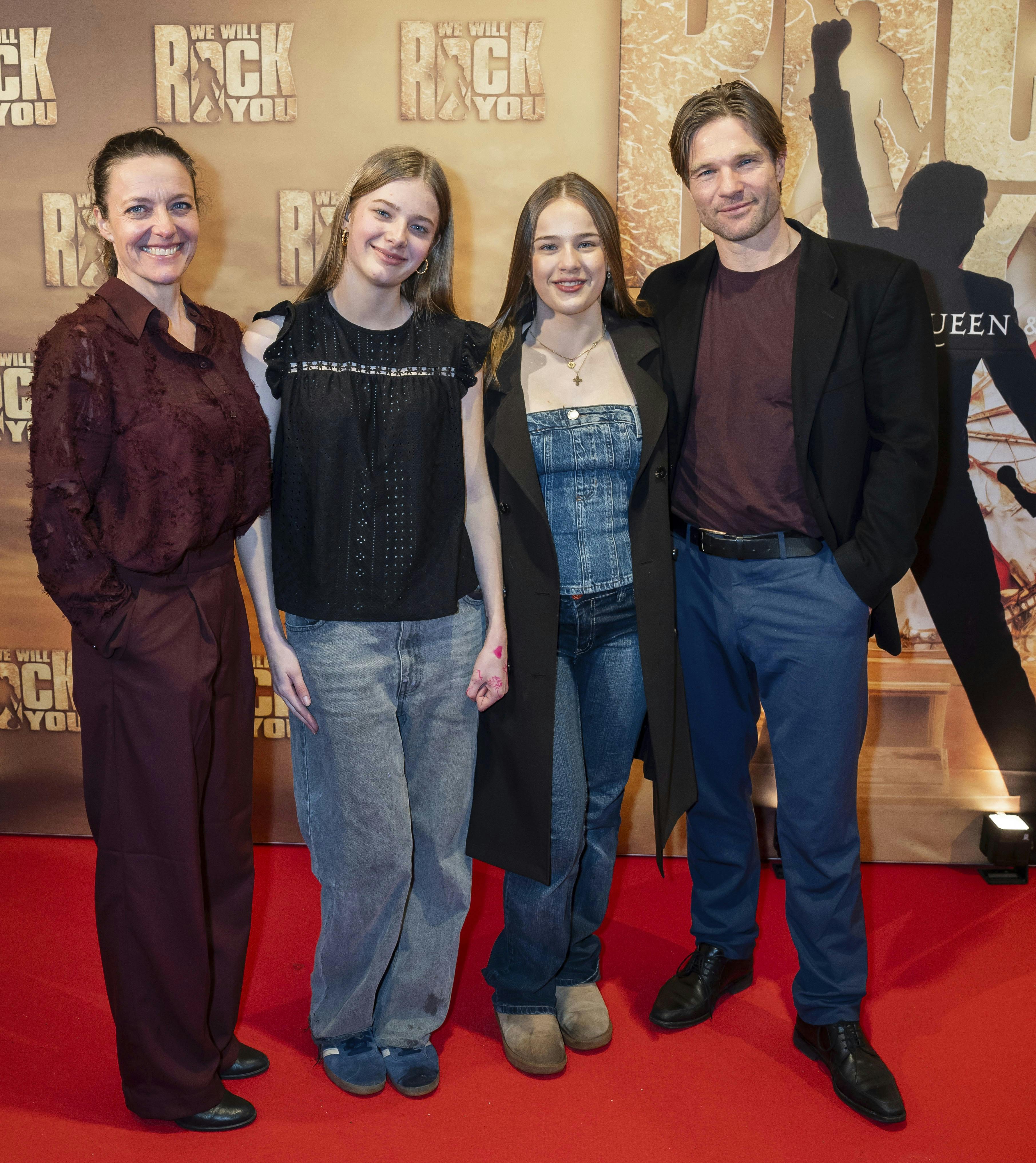 OPGAVE: Premiere på Queen-musicalen WE WILL ROCK YOU. Her Marie Askehave og David Owe med døtrene Ingrid og GudrundSTED: Tivolis koncertsalJOURNALIST: Camilla Maria Johansen og Helle Skram de FriesFOTOGRAF: © Hanne Juul/ Aller Foto & VideoDATO: 20250313