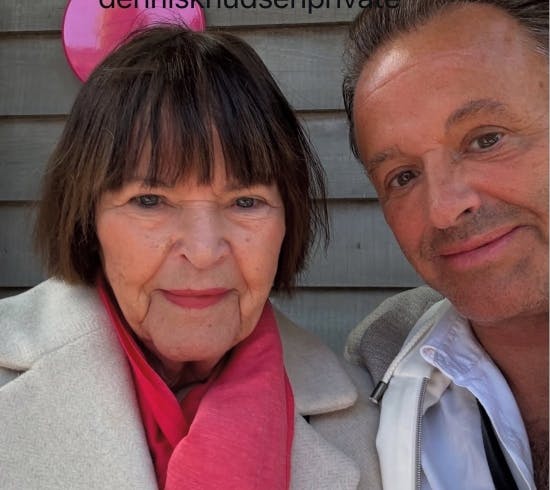 Dennis Knudsen med sin mor Mona.