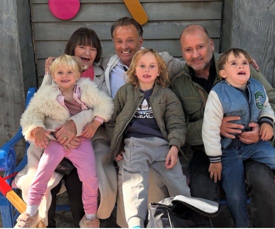 Mona med Aura på skødet, Dennis med Lucas og Dion med Noah.