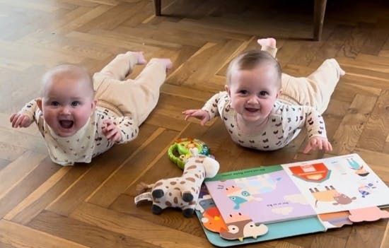 Tvillingerne Emma og Nora.