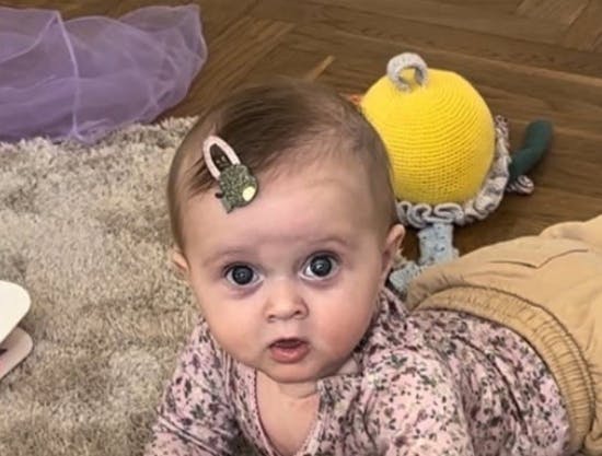 Emma med hårspænde.