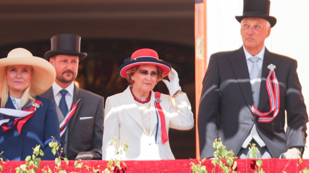 Kongeparret og kronprinsparret på balkonen i Oslo