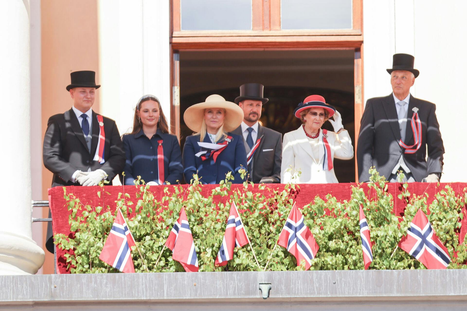 Kongeparret og kronprinsfamilien på balkonen i Oslo