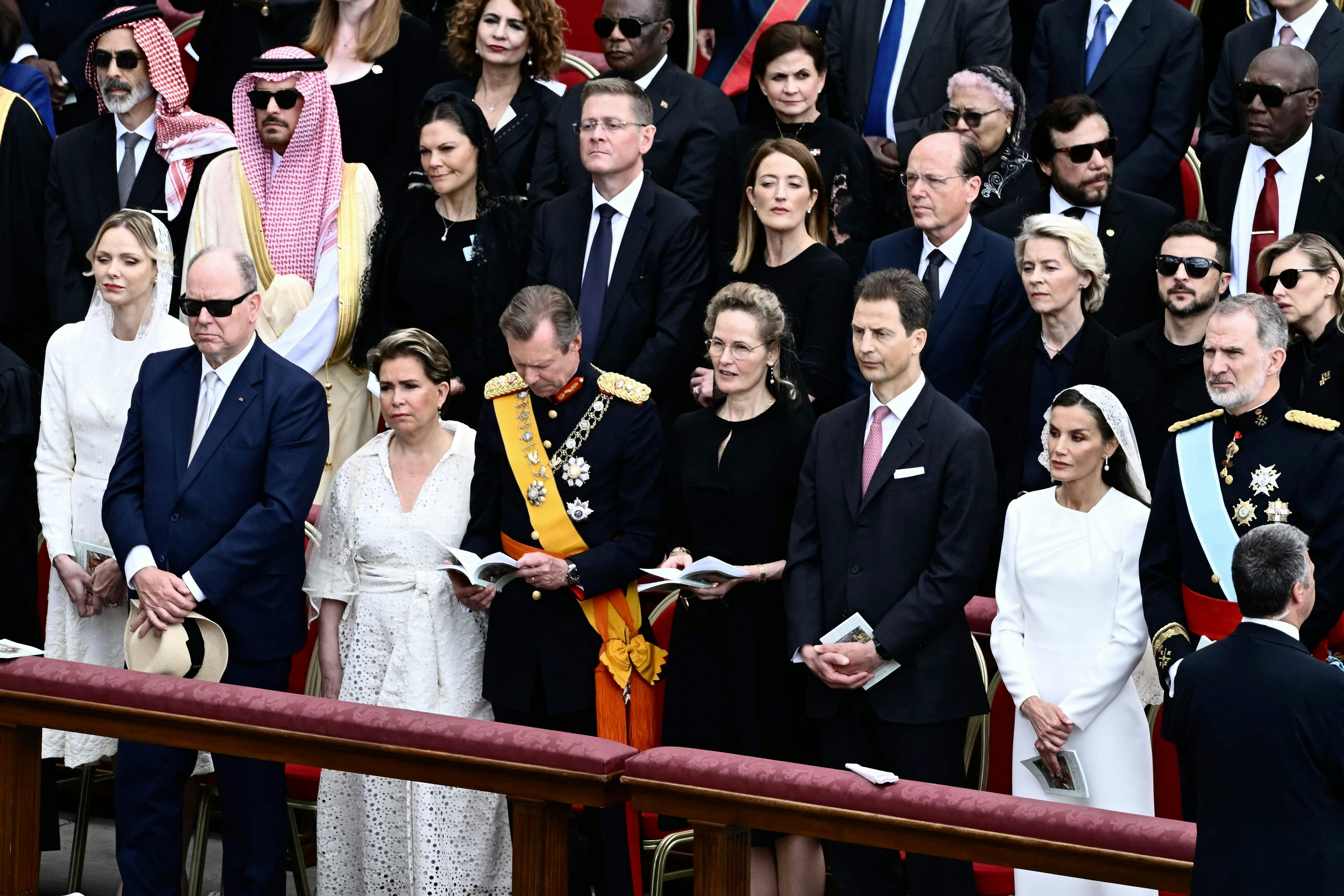 Kronprinsesse Victoria iklædt sort bag fyrstinde Charlene og fyrst Albert.