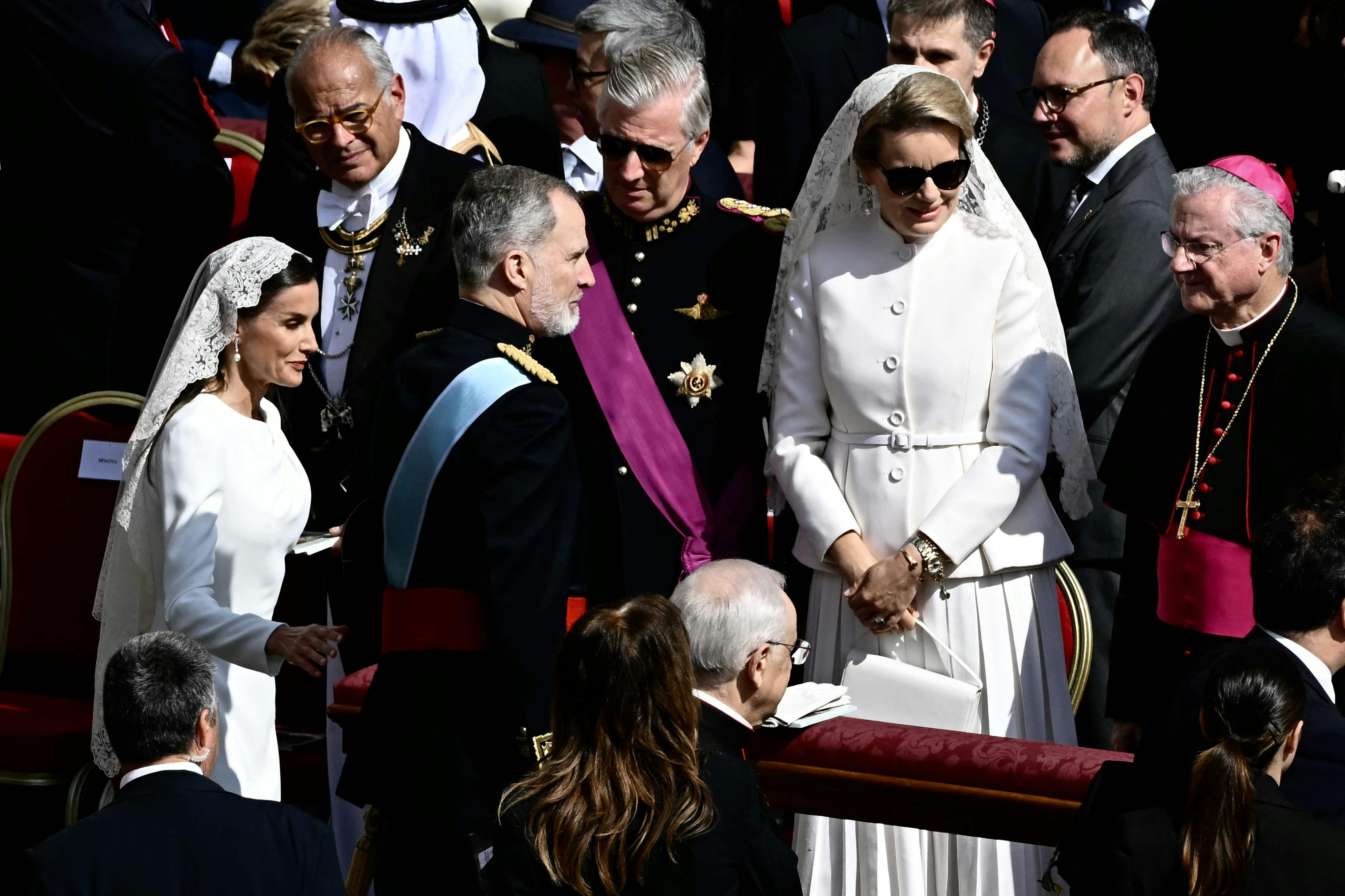 Dronning Letizia og dronning Mathilde var begge i hvidt til pavens indsættelse.