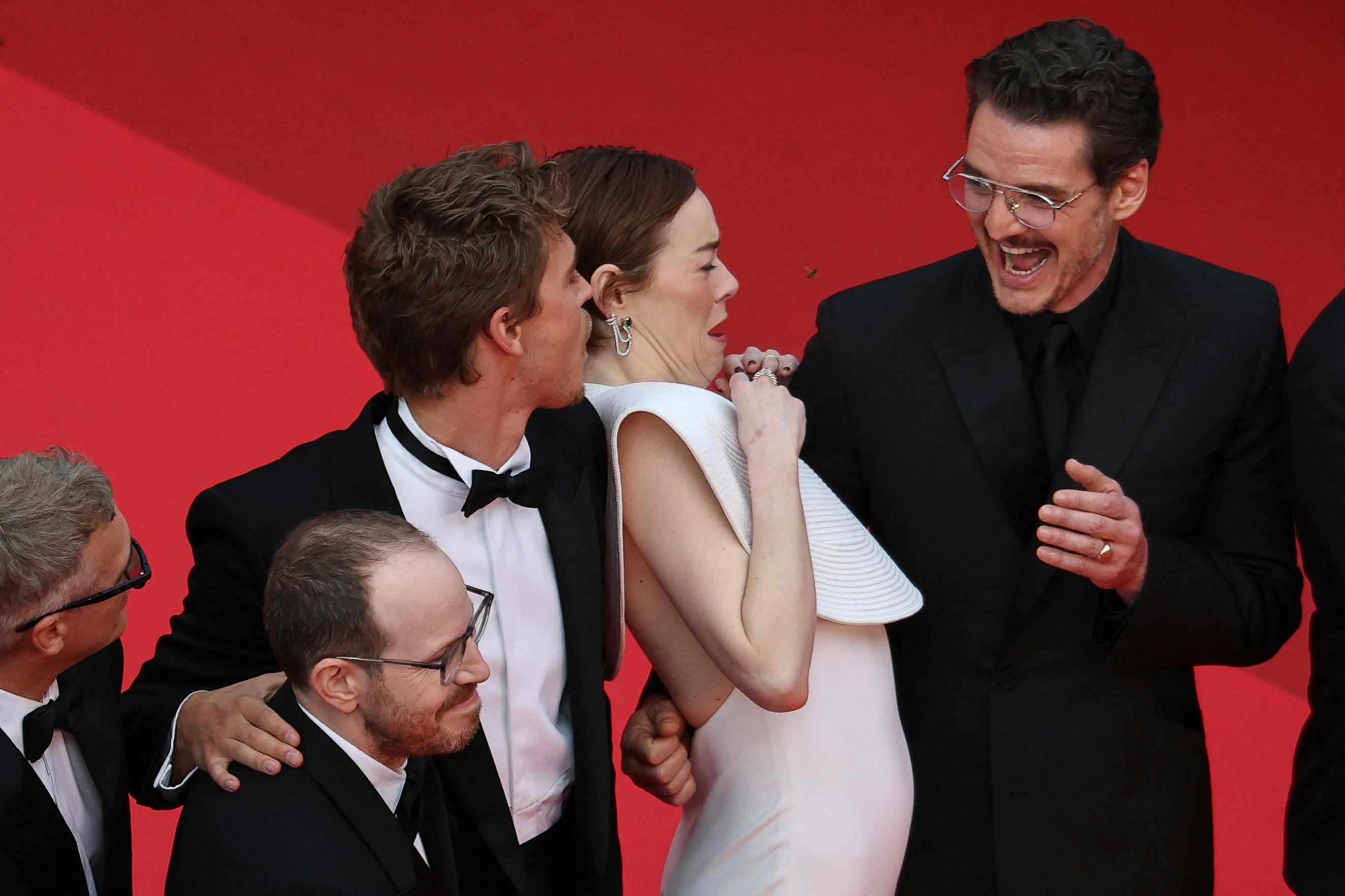 Emma Stone var tydeligt ikke begejstret for den ubudne gæst. 