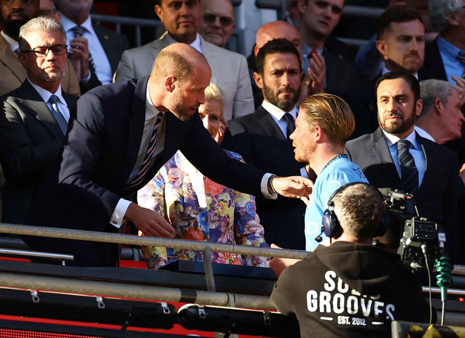 Prins William uddelte medaljer til kampen mellem Crystal Palace og Manchester City på Wembley Stadion i London.