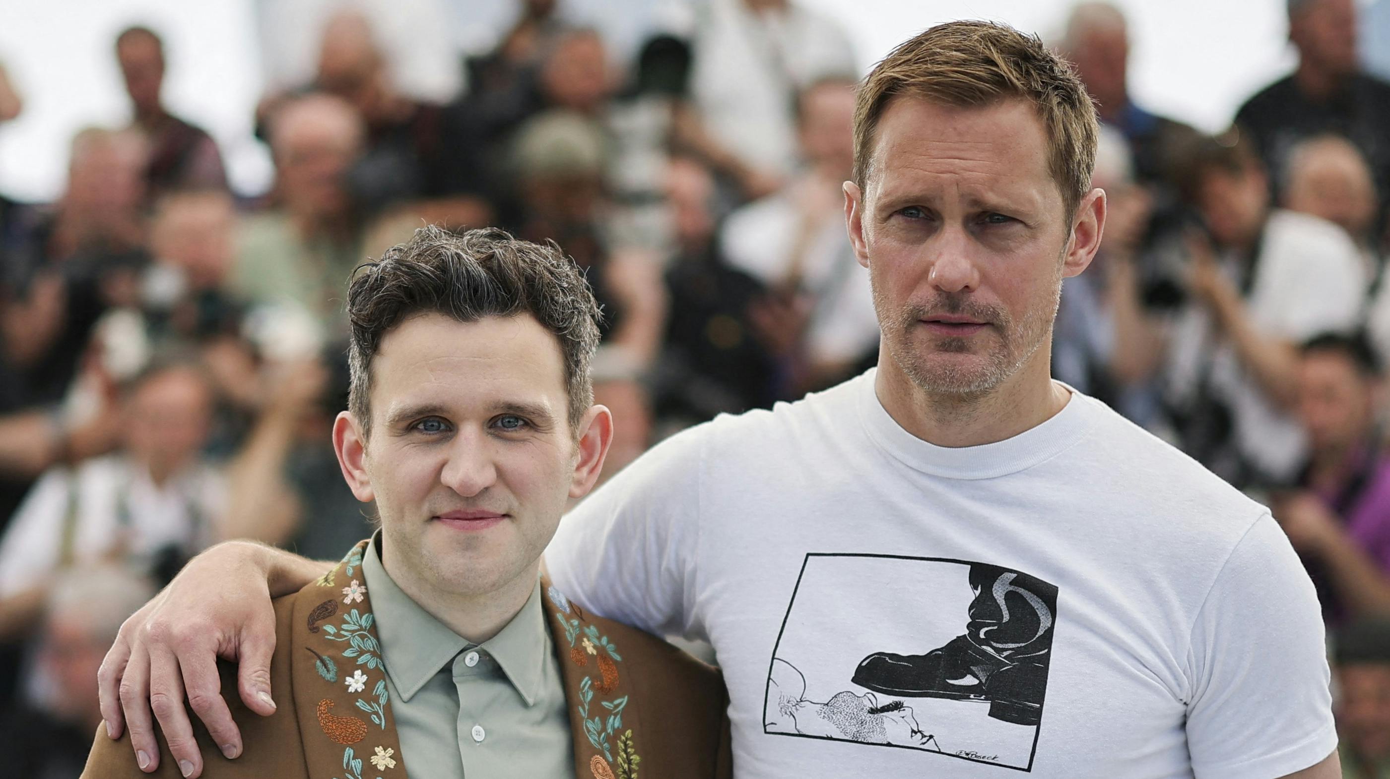 Harry Melling og Alexander Skarsgård. 