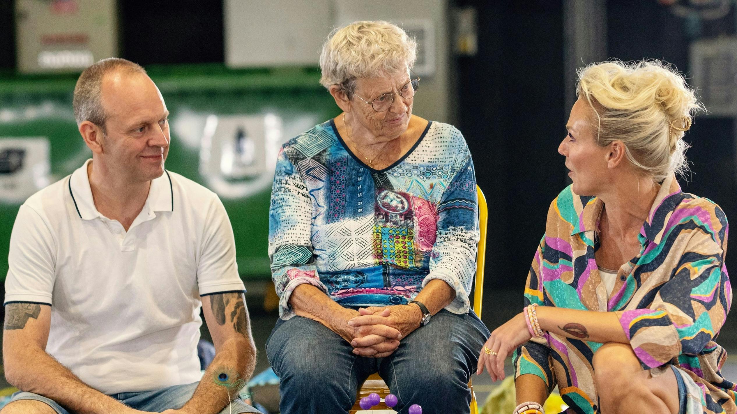 Lene Beier med Jette og hendes søn Tom i "Vi drukner i rod" på TV 2. 