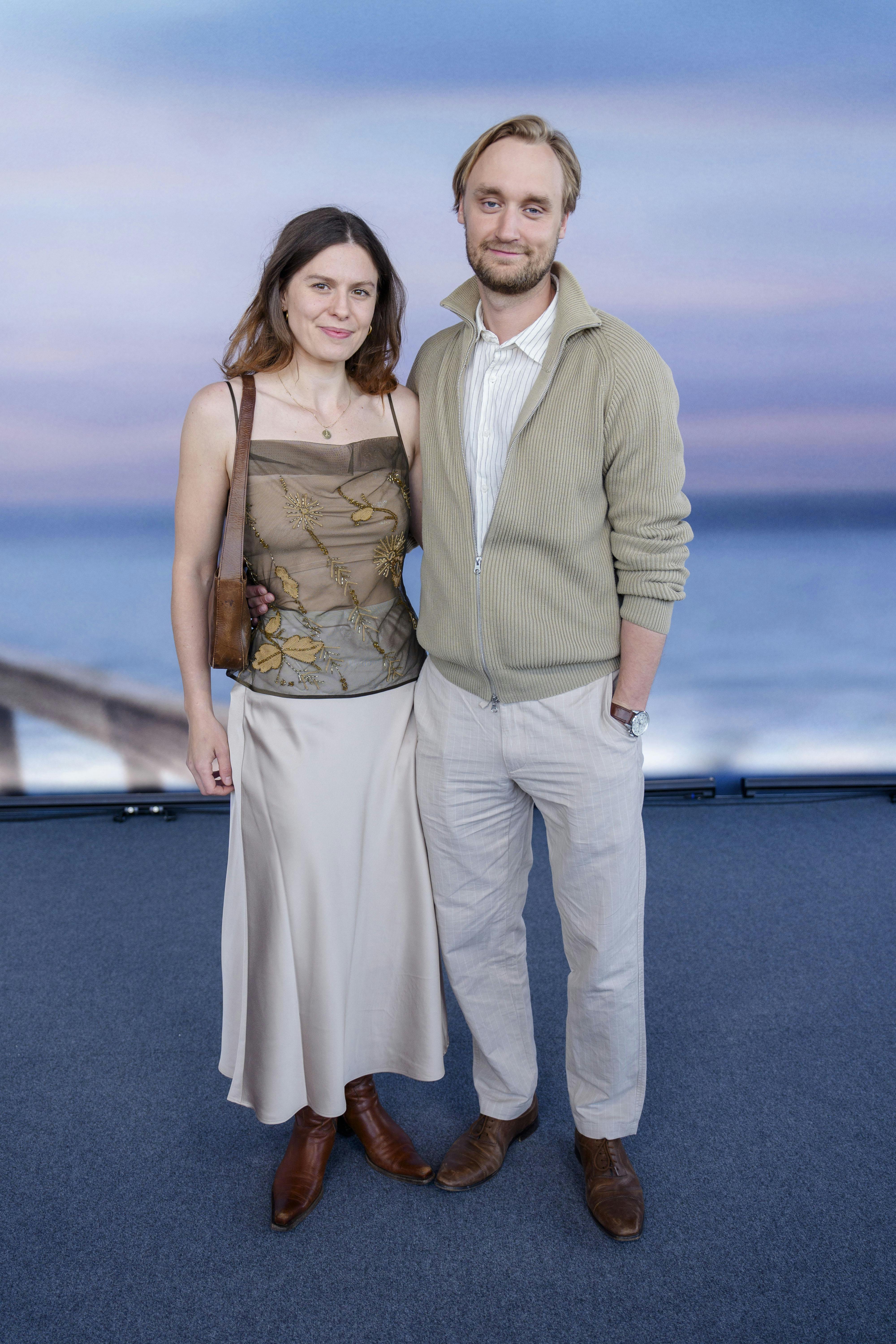 Opgave: Premiere på Netflixserien Reservatet Mødetid: Mandag den 5. maj kl. 17:15 (med forbehold for mindre ændringer – vi regner med, at rød løber starter kl. 18 og er afsluttet omkring kl. 19:30). Sted: Skuespilhuset, Sankt Annæ Pl. 36, 1250 Indre By, København Jour: Sara 50761554 Straksbilleder: Ja tak