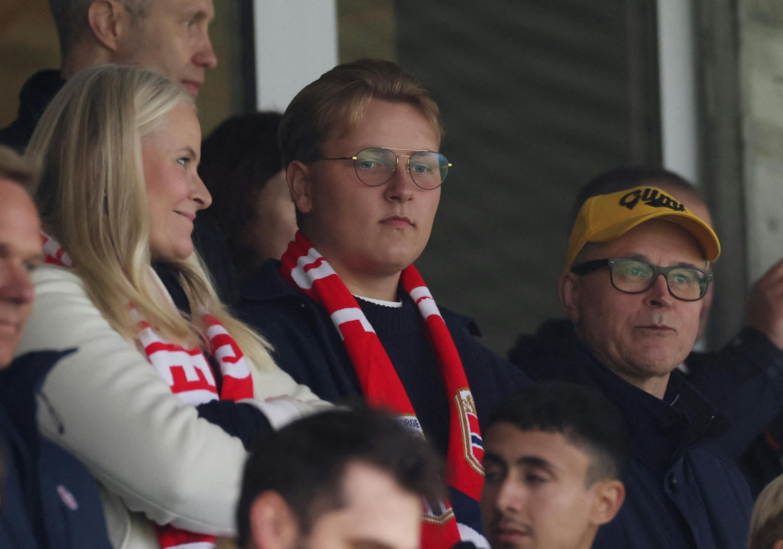 Prins Sverre Magnus med sin mor, kronprinsesse Mette-Marit, til fodboldkampen mellem Bodø/Glimt og Tottenham tidligere på måneden. 