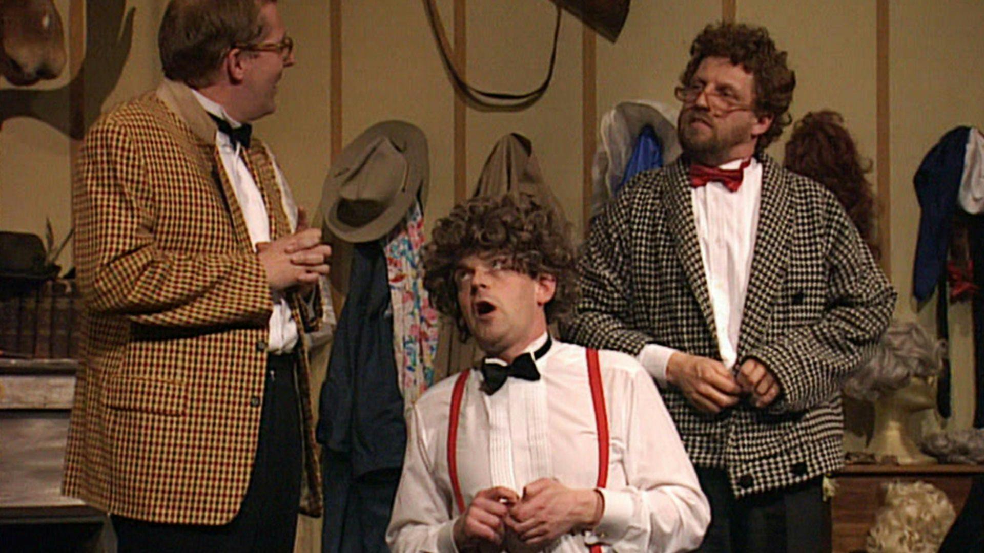 Søren Hauch-Fausbøll på scenen med impro-kollegaerne Søren Østergaard og Niels Olsen.