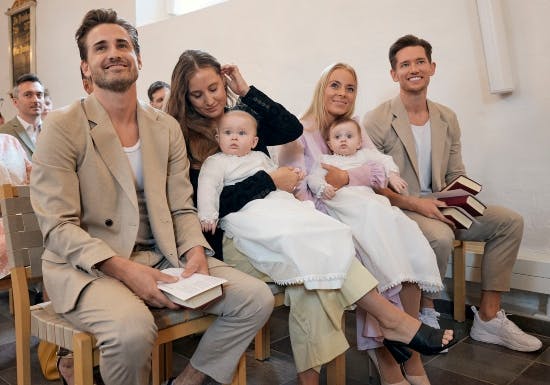 Frederik Haun, hans søster Sara, der sidder med Nora, Mortens veninde Charlotte, der sidder med Emma og Morten Kjeldgaard. Frederik Haun, hans søster Sara, der sidder med Nora, Mortens veninde Charlotte, der sidder med Emma og Morten Kjeldgaard. 