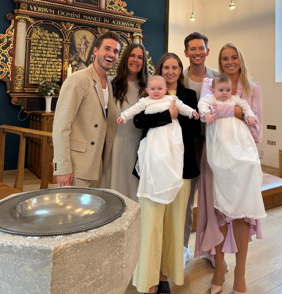 Frederik Haun, veninden Kira, søster Sara med Nora, Morten Kjeldgaard og Mortens veninde, Charlotte med Emma. 