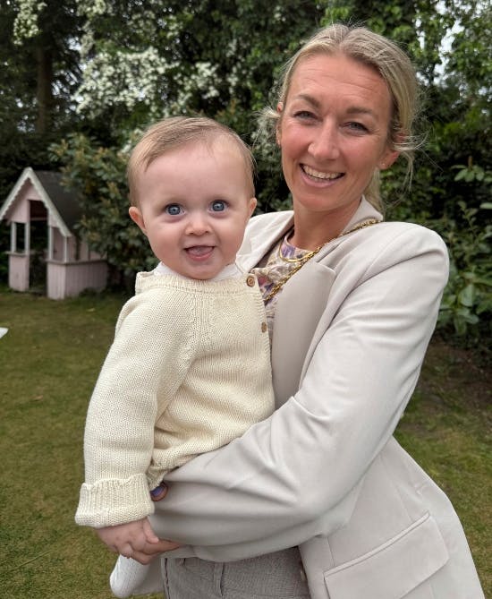 Nanna Brandt med lille Emma.