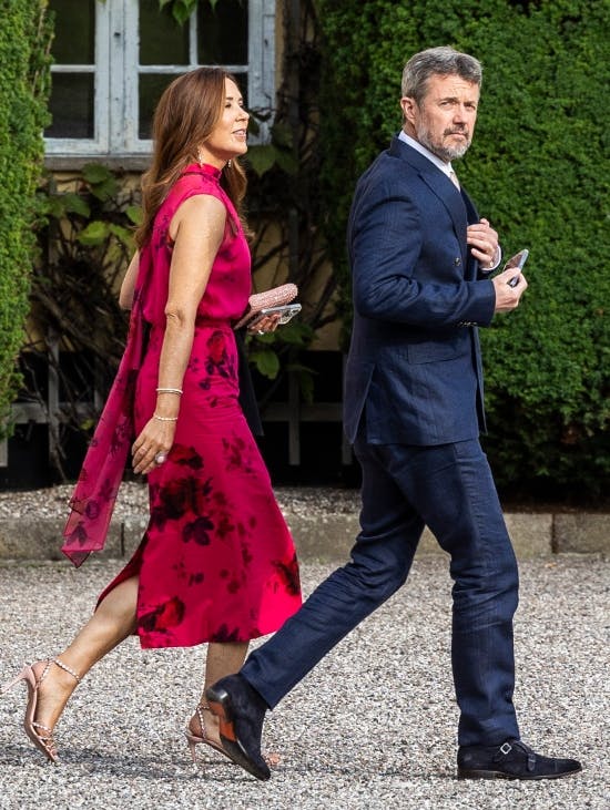 Dronning Mary og kong Frederik til fest på Gavnø Slot.